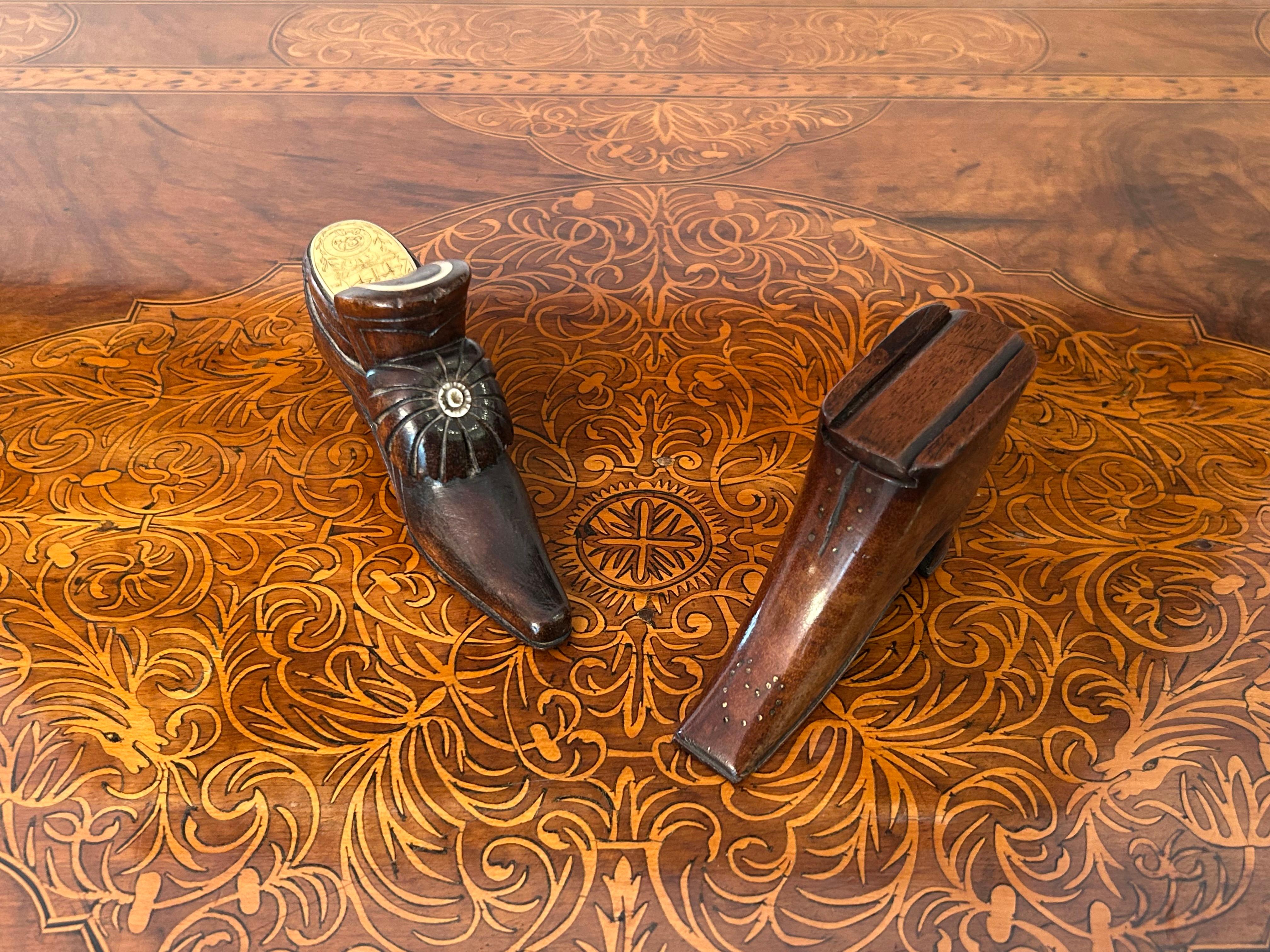 Deux magnifiques tabatières anciennes, figuratives, en forme de bottes à talons. Néerlandais, très probablement de la fin du 18e siècle ou du début du 19e siècle. 
Le premier, de forme simple et allongée, est orné de minuscules picots incrustés,