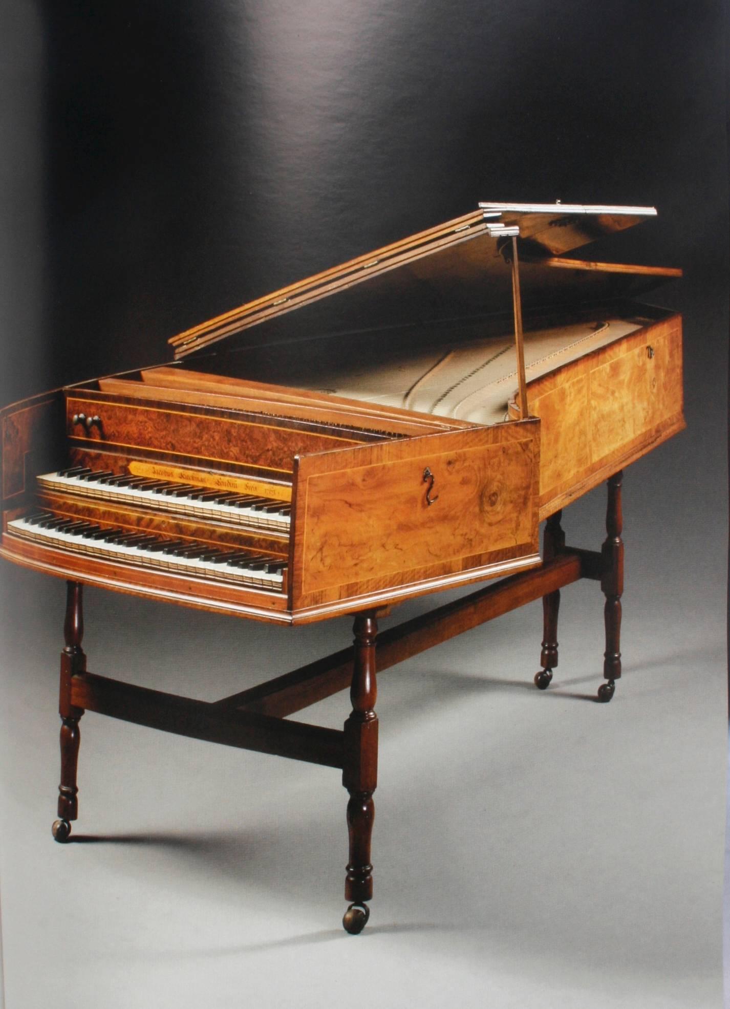 Anglais Deux catalogues de ventes aux enchères de Sotheby's London sur instruments de musique en vente
