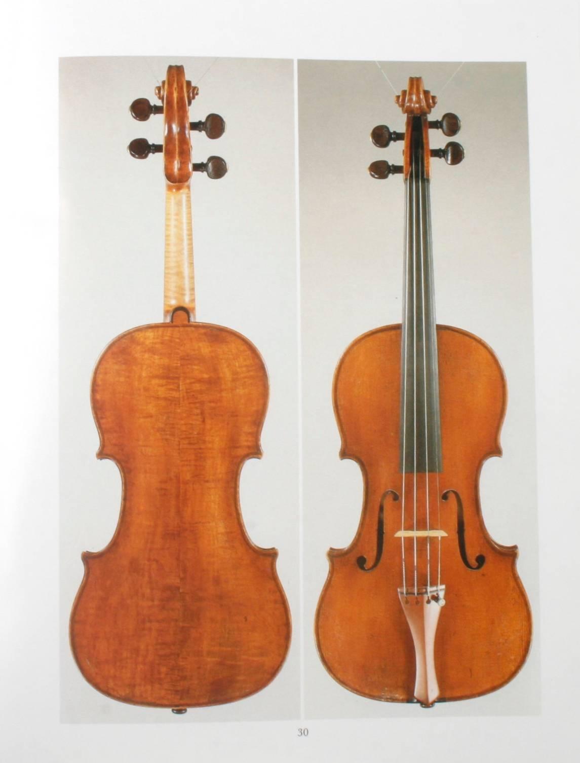 20ième siècle Deux catalogues de ventes aux enchères de Sotheby's London sur instruments de musique en vente