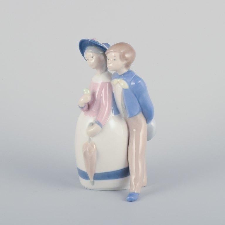 Two Spanish porcelain figurines of children. Approx. 1980s In Excellent Condition For Sale In Copenhagen, DK