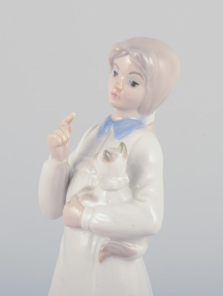 Deux figurines d'enfants en porcelaine espagnole Environ les années 1980 en vente 1