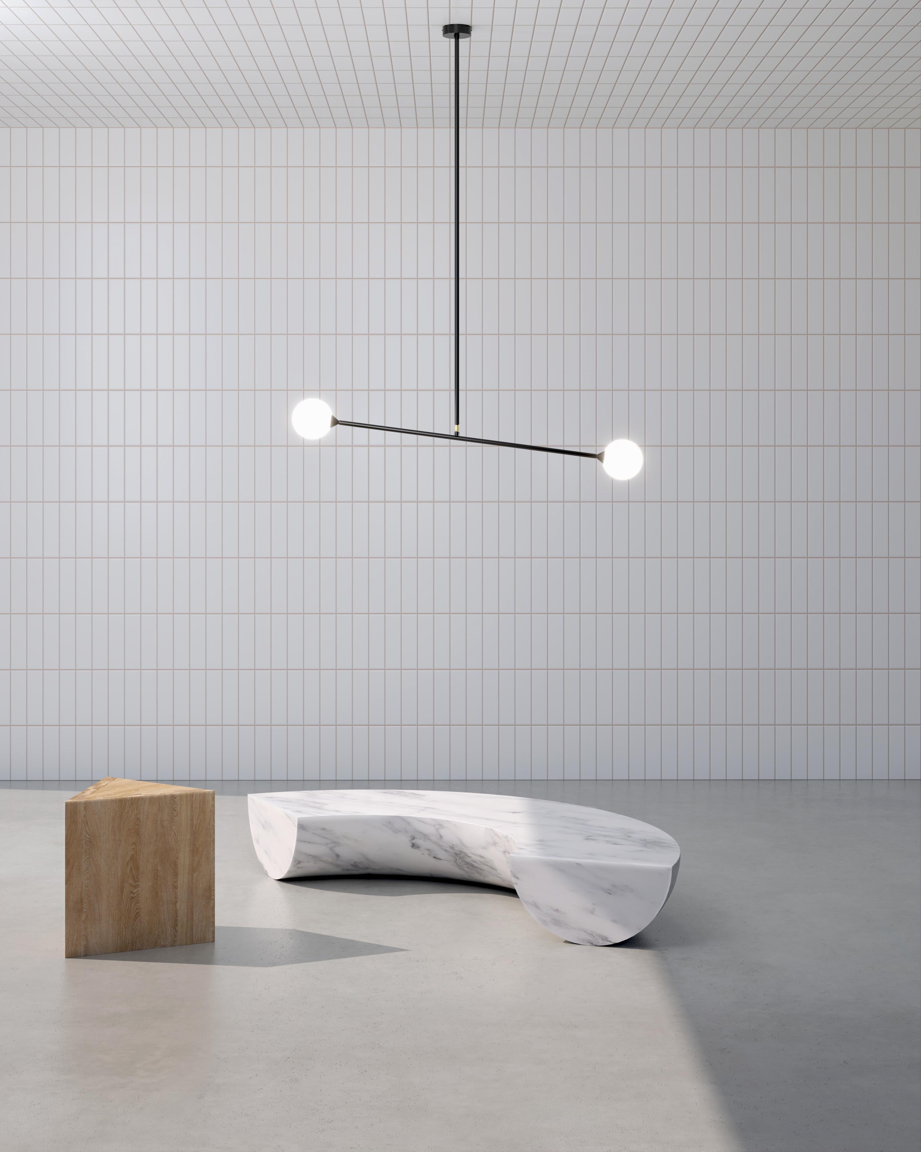 Lampada a sospensione a due sfere di Atelier A Light
Dimensioni: D 13,5 x L 117 x H 71,5 cm.
Materiali: Metallo verniciato a polvere, vetro, ottone.

Disponibile nelle versioni nera, bianca o a colori.

Tutte le nostre lampade possono essere cablate