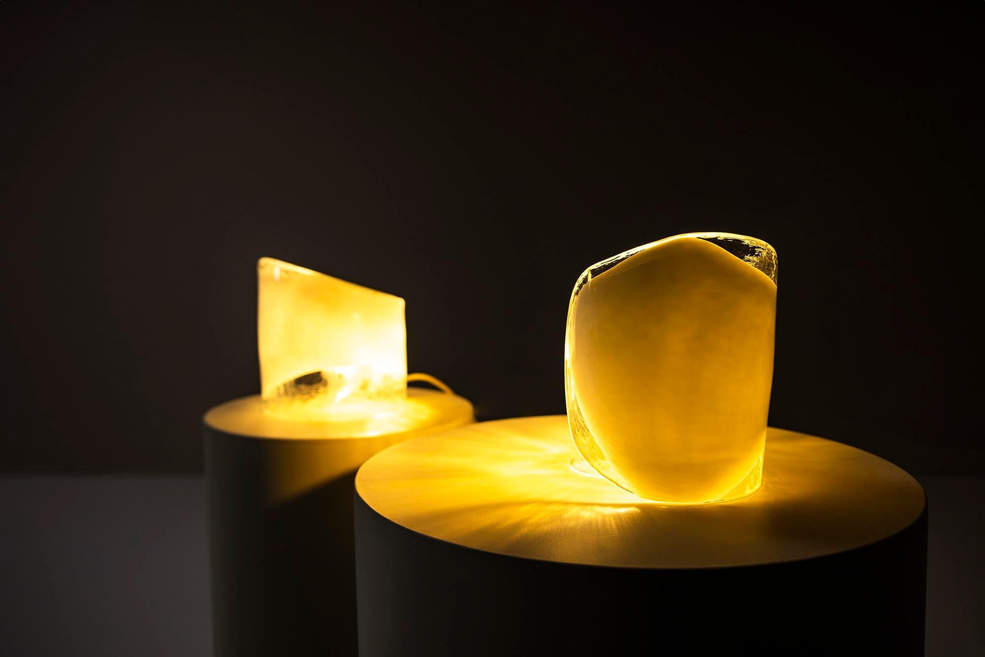 Diese von La murrina gefertigten Tischlampen sind eine moderne Interpretation der Murano-Glaskunst, bei der Form und Eleganz im Vordergrund stehen.

Design/One
Die subtile, nach innen gewölbte oder spiralförmige Form verleiht jeder Leuchte ein