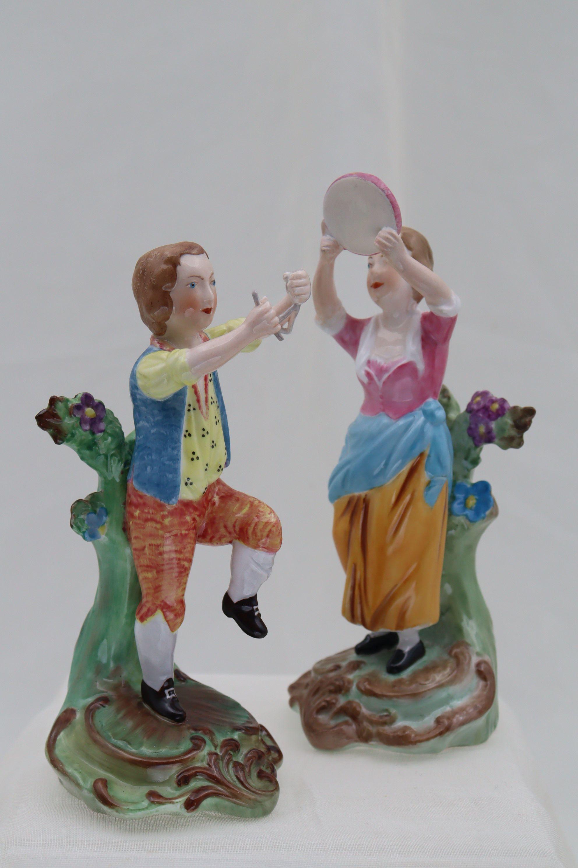 Diese beiden Porzellanfiguren gehörten zu einer Serie, die Copeland Spode 1933 zur Feier des zweihundertsten Geburtstages von Josiah Spode herausgab. Für diese Serie verwendete Spode die Originalformen der Chelsea-Fabrik aus den späten 1700er