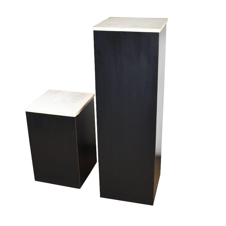 Zwei quadratische Sockel aus schwarzem Marmor und Holz mit Marmorplatten, ein Paar (amerikanisch) im Angebot