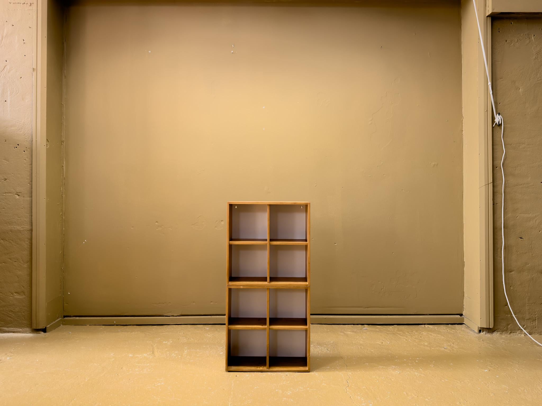 Questa bellissima coppia di librerie in pino danese offre praticità e fascino estetico. Realizzata in legno di pino massiccio, ogni libreria presenta una ricca venatura organica che mette in risalto la bellezza naturale del materiale. La finitura
