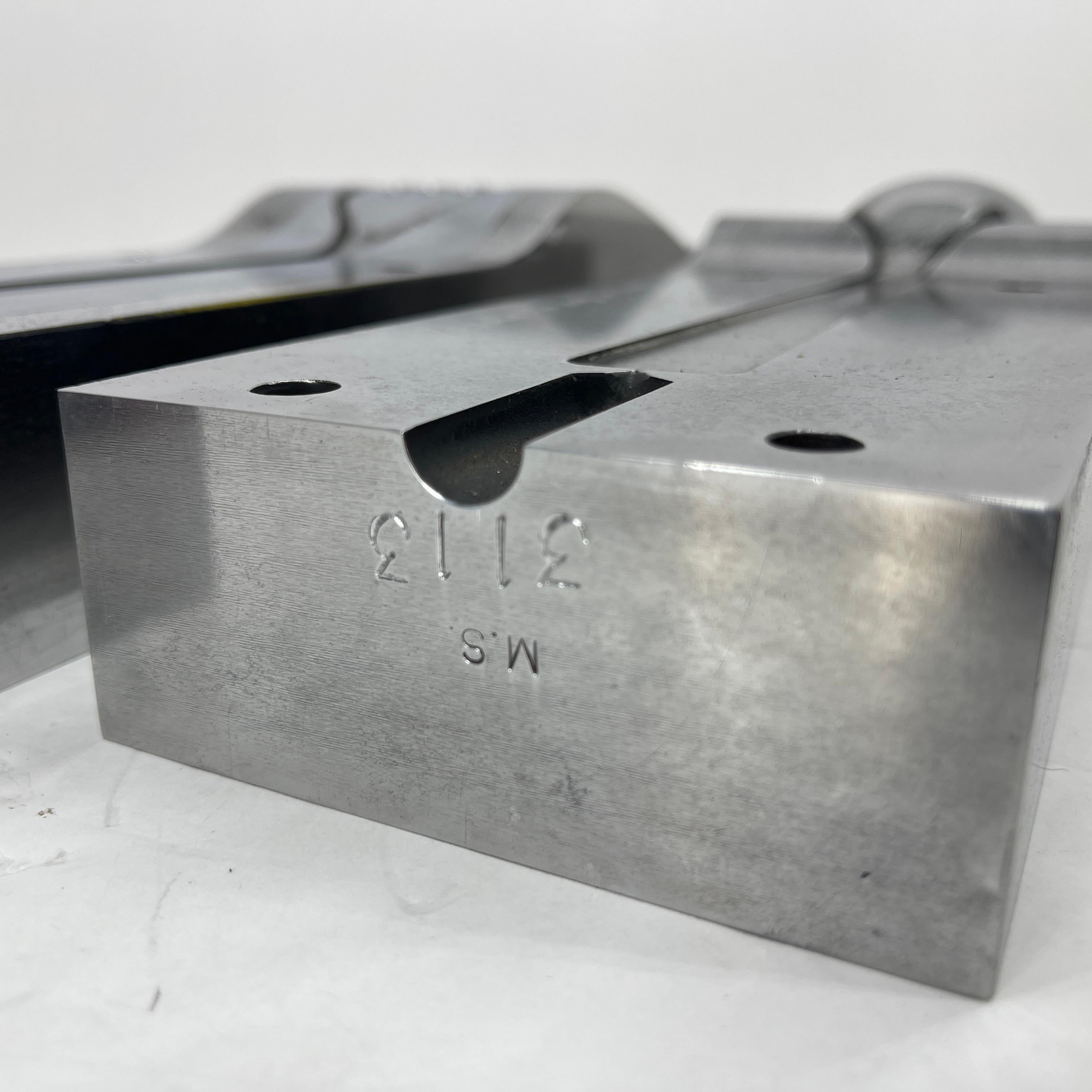 Deux sculptures industrielles en acier inoxydable pour l'argenterie et la vaisselle 2