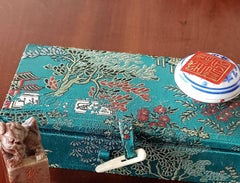 Zwei Stempel und ein Tintenfass mit Zinnober.