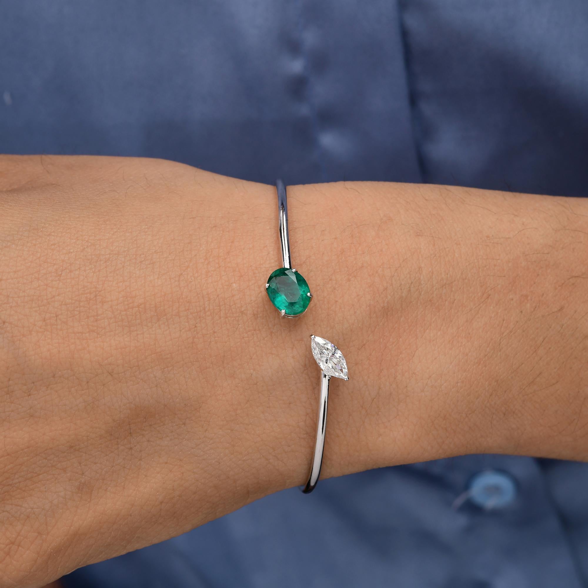 Bracciale impilabile con due pietre e diamanti smeraldo da 1,53 carati in oro bianco 18 carati In condizioni Nuovo in vendita a Diera, Dubai