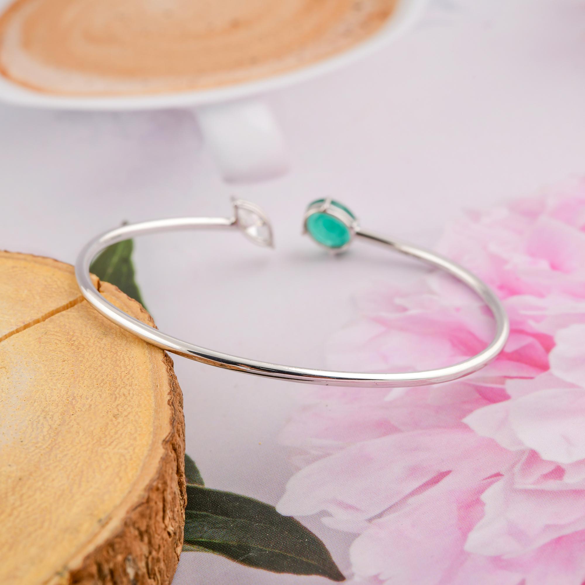 Bracciale impilabile con due pietre e diamanti smeraldo da 1,53 carati in oro bianco 18 carati in vendita 2
