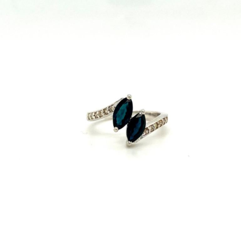 Im Angebot: Sterlingsilberring mit zwei Steinen, blauem Saphir, Geburtsstein und Diamant () 2