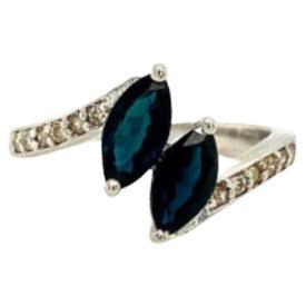 Im Angebot: Sterlingsilberring mit zwei Steinen, blauem Saphir, Geburtsstein und Diamant ()