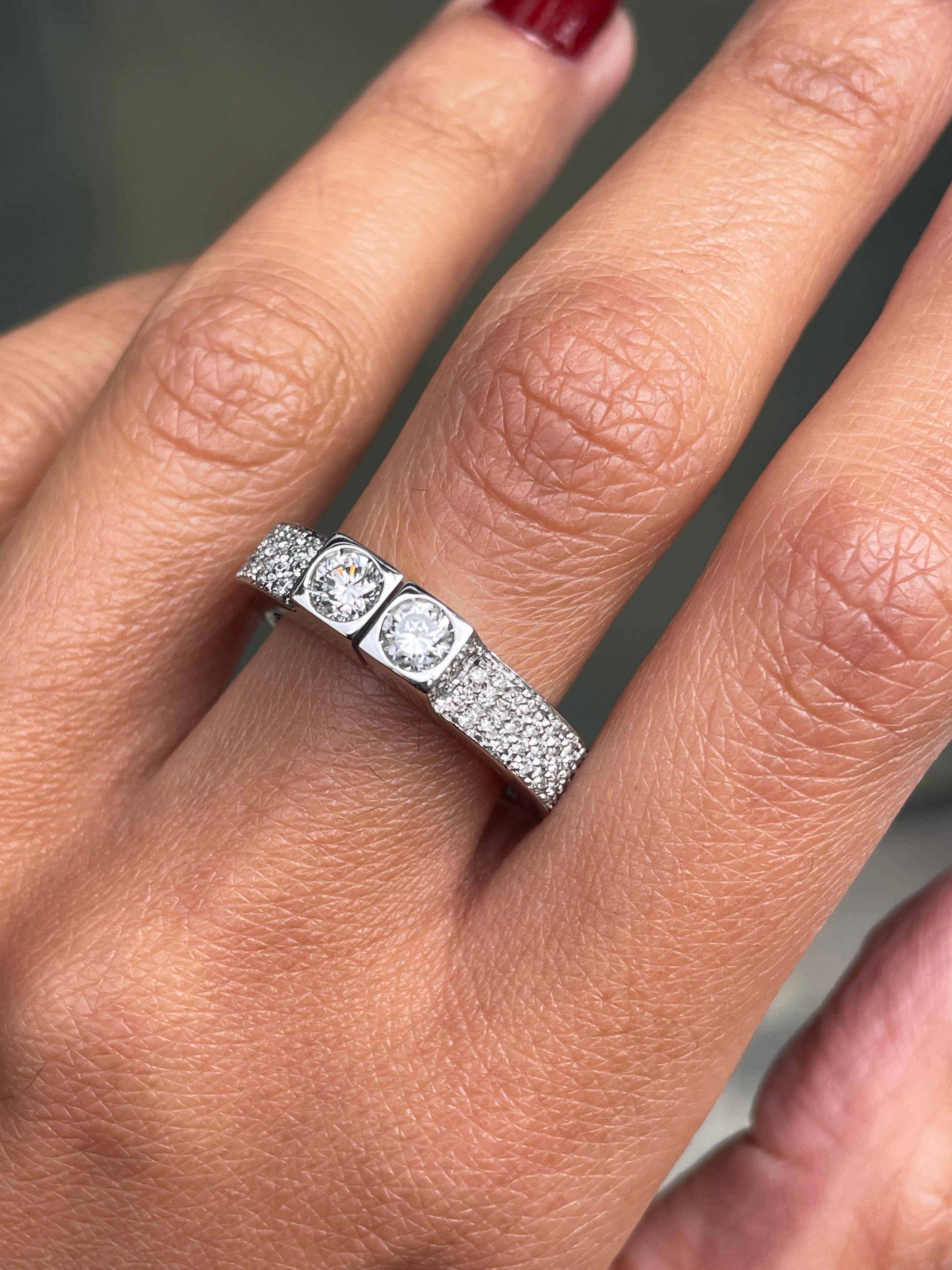 Moderno Anello a due pietre con diamante 80% in oro bianco in vendita