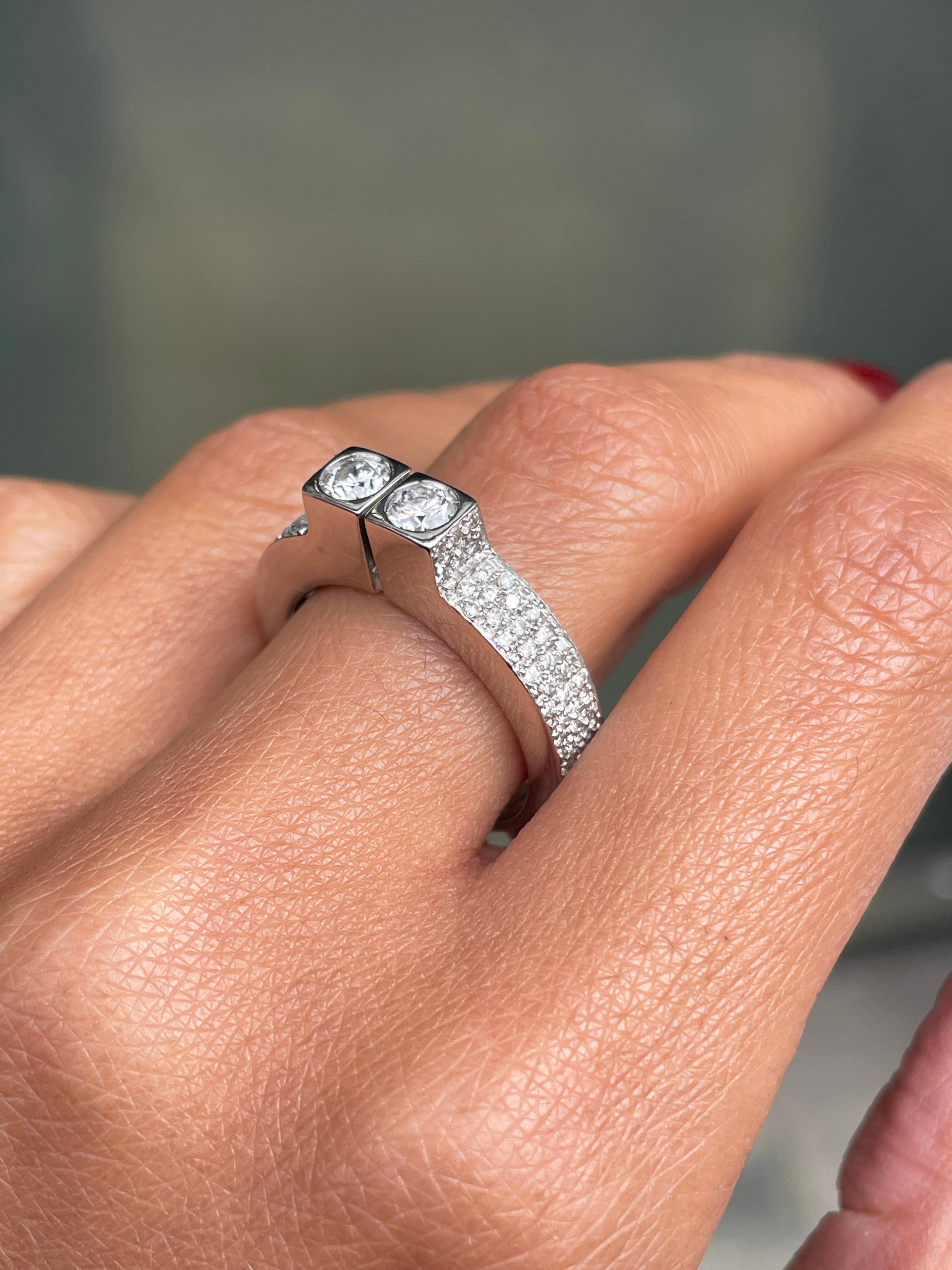 Taglio brillante Anello a due pietre con diamante 80% in oro bianco in vendita