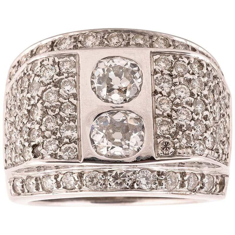 Taille vieille Europe Bague cocktail à deux pierres et diamants, c. 1940 en vente