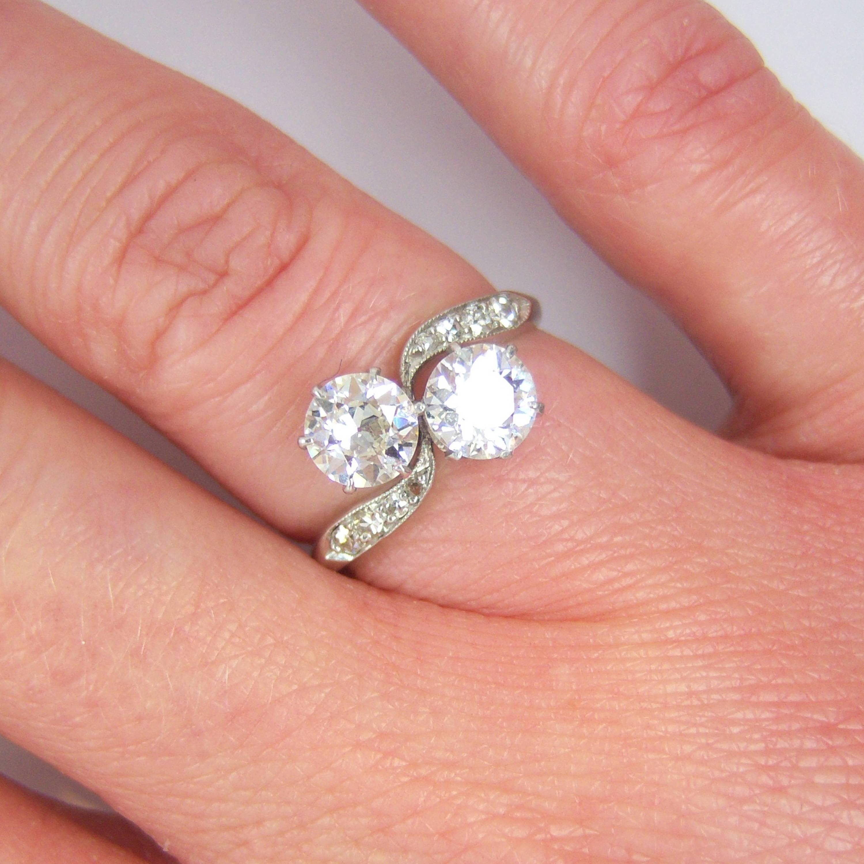 Zwei Stein Diamant Platin Twist Ring (Art déco)
