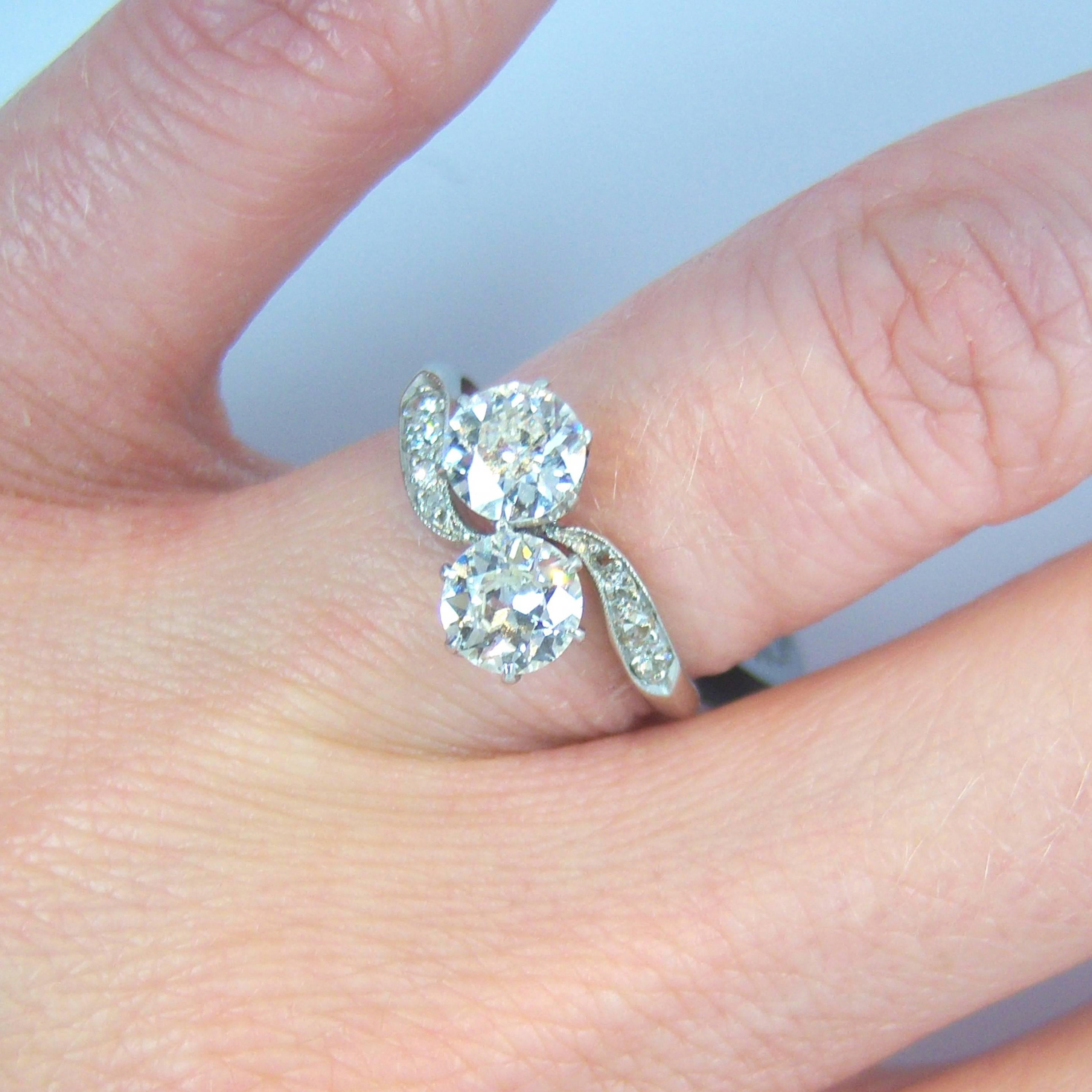 Zwei Stein Diamant Platin Twist Ring im Zustand „Gut“ in London, GB