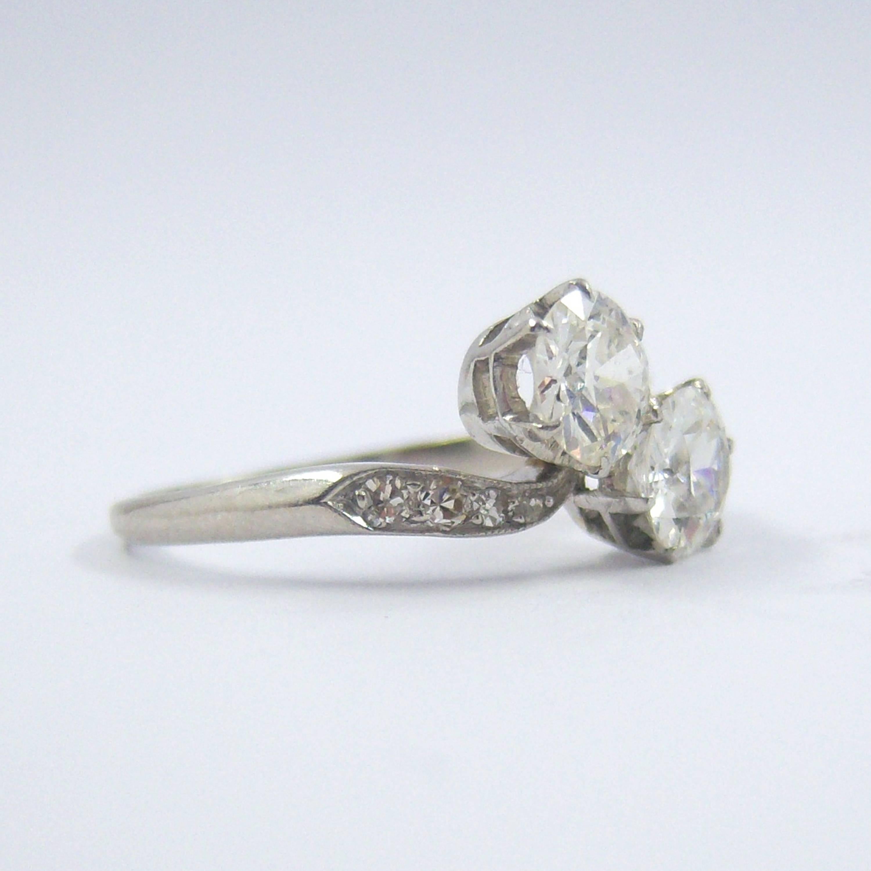 Zwei Stein Diamant Platin Twist Ring für Damen oder Herren