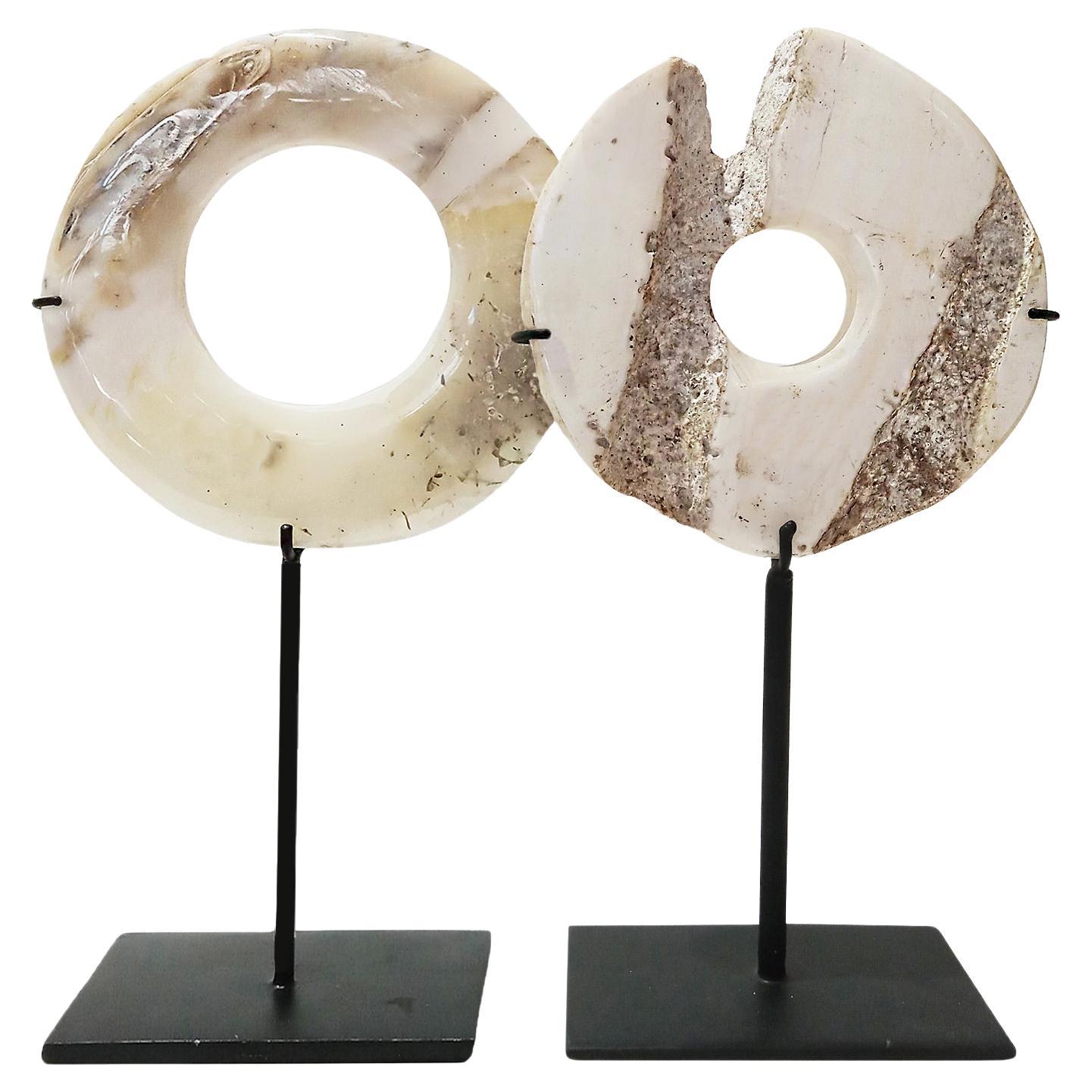 Dos discos de piedra de Indonesia, montados en venta