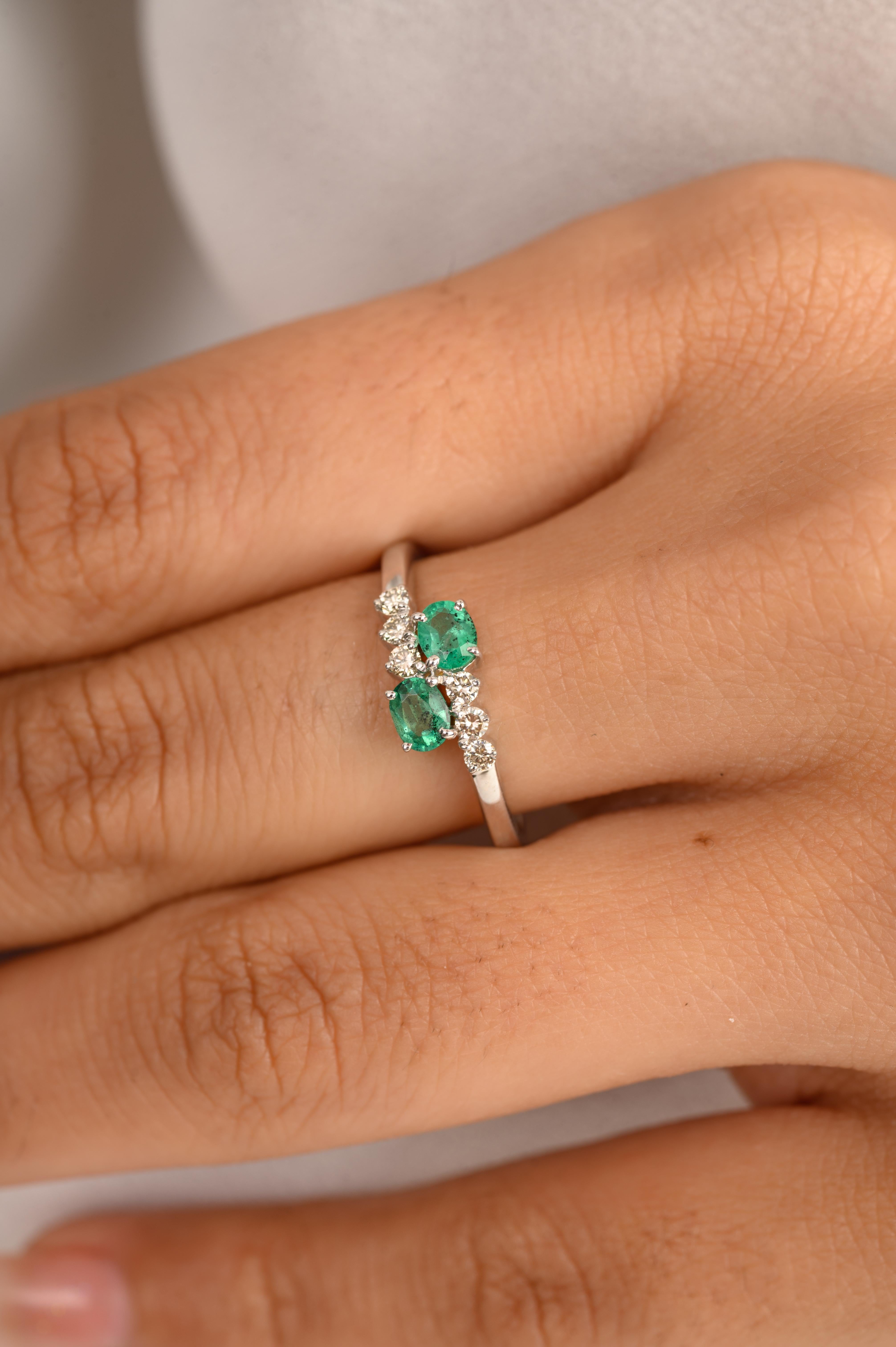 Im Angebot: Zwei-Stein-Smaragd- und Diamant-Hochzeitsring für sie aus 14k massivem Weißgold () 2
