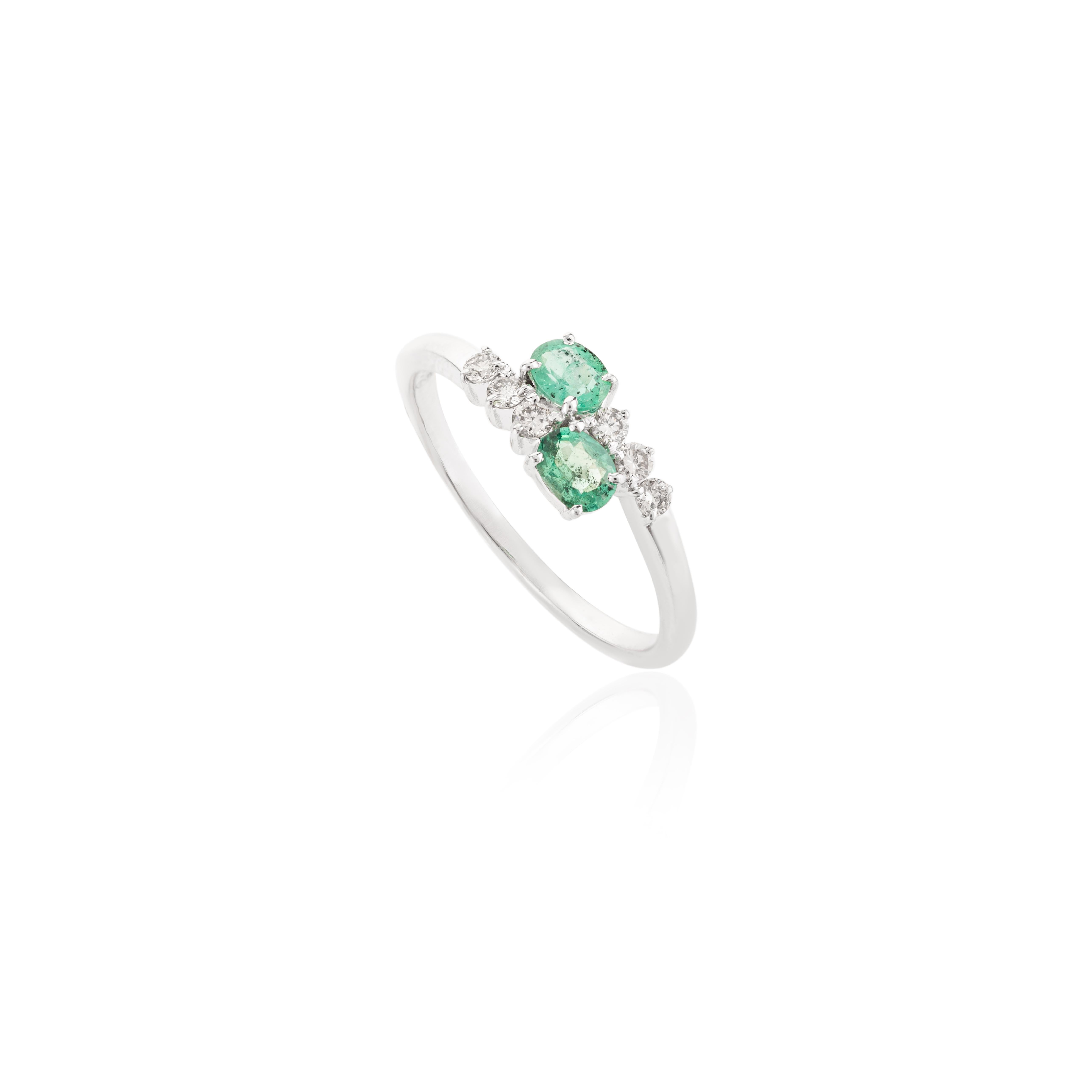 Im Angebot: Zwei-Stein-Smaragd- und Diamant-Hochzeitsring für sie aus 14k massivem Weißgold () 3