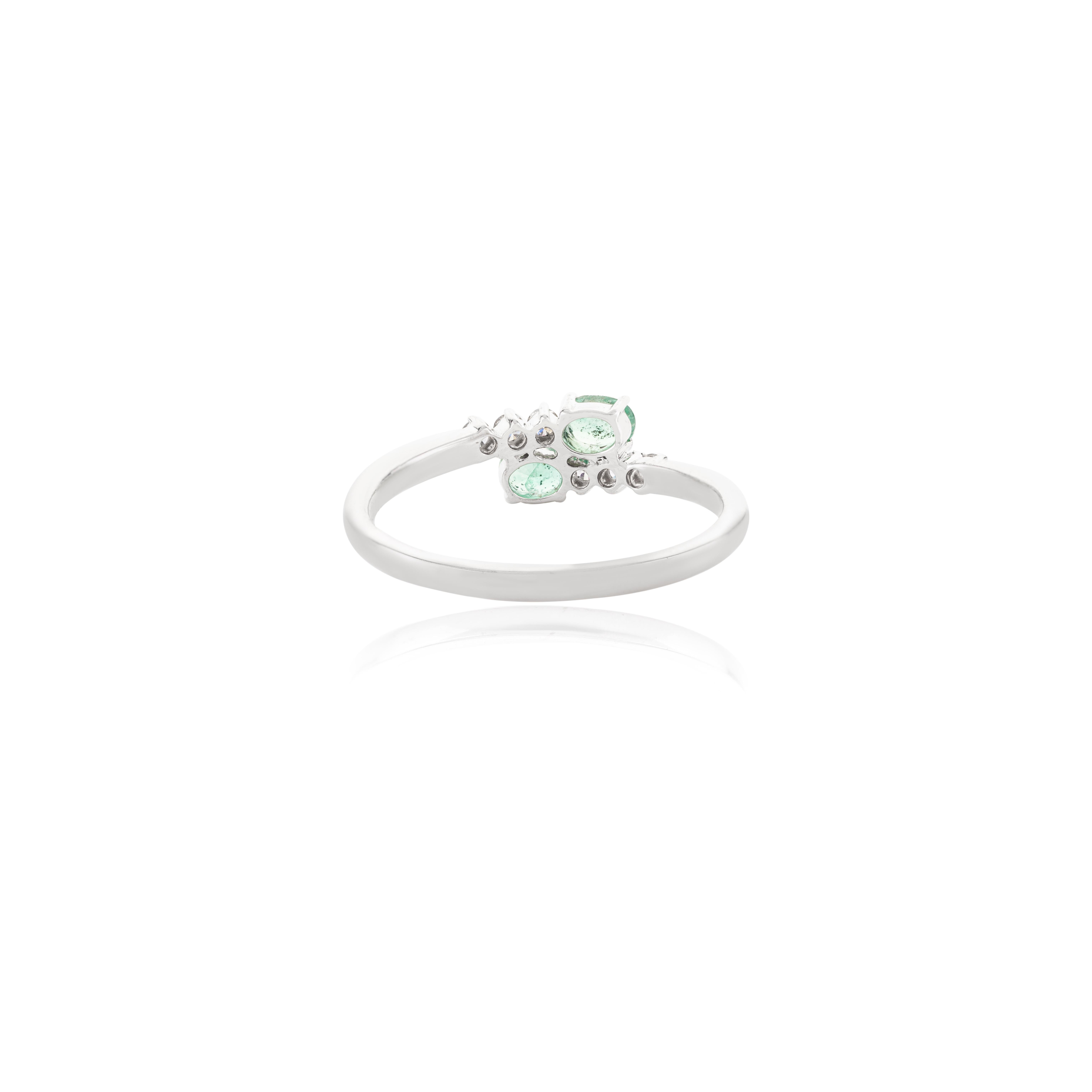 Im Angebot: Zwei-Stein-Smaragd- und Diamant-Hochzeitsring für sie aus 14k massivem Weißgold () 4