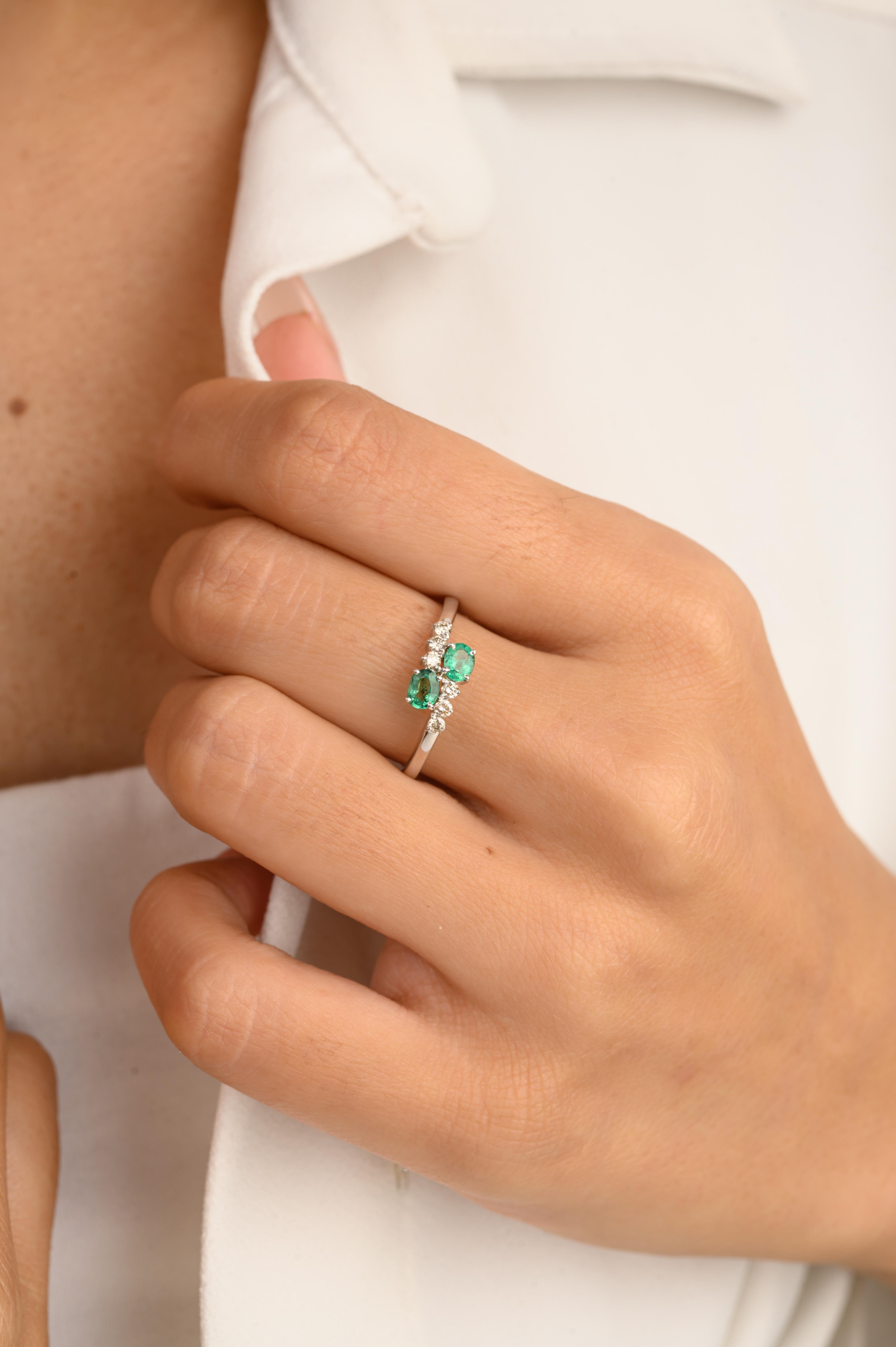 Im Angebot: Zwei-Stein-Smaragd- und Diamant-Hochzeitsring für sie aus 14k massivem Weißgold () 5