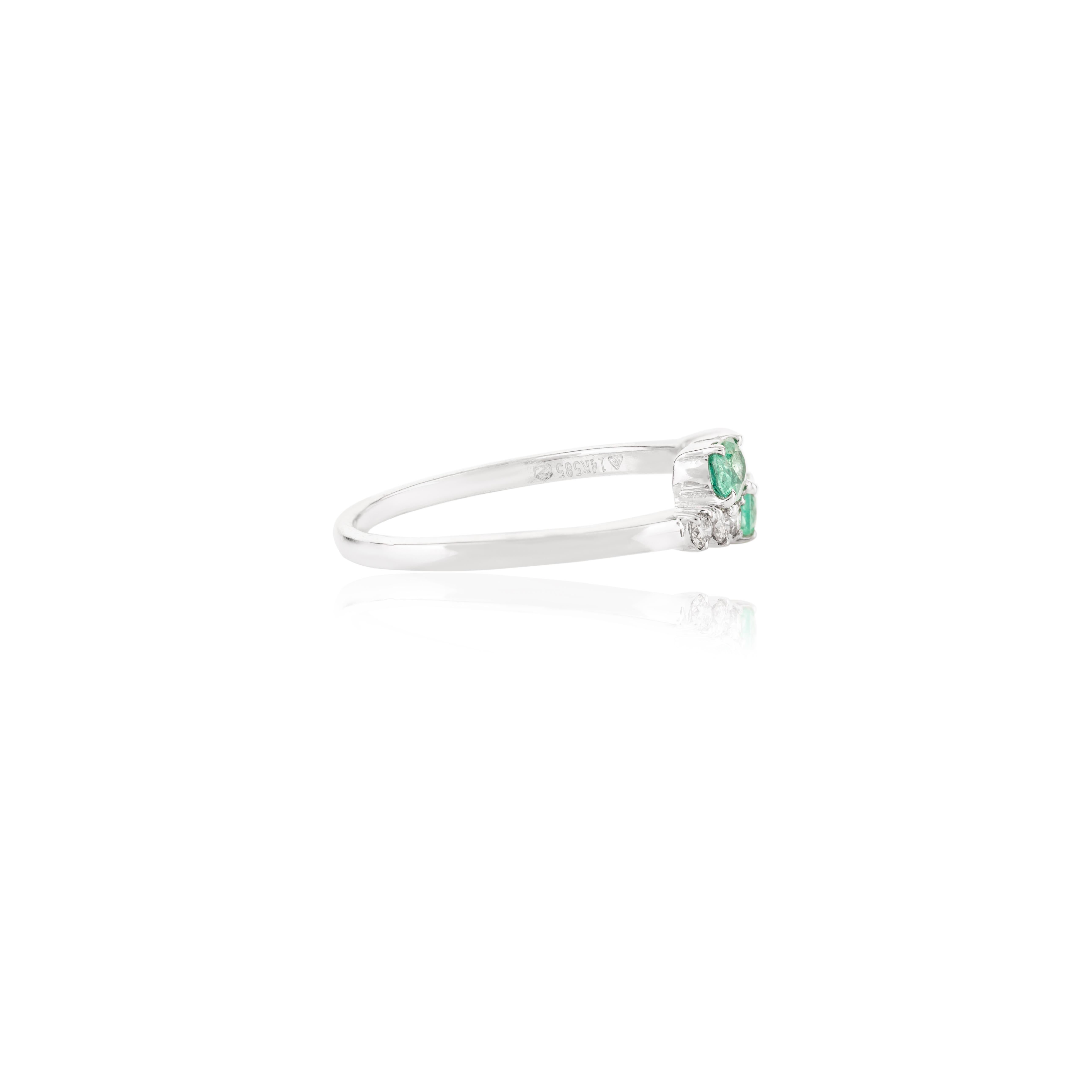 Im Angebot: Zwei-Stein-Smaragd- und Diamant-Hochzeitsring für sie aus 14k massivem Weißgold () 6