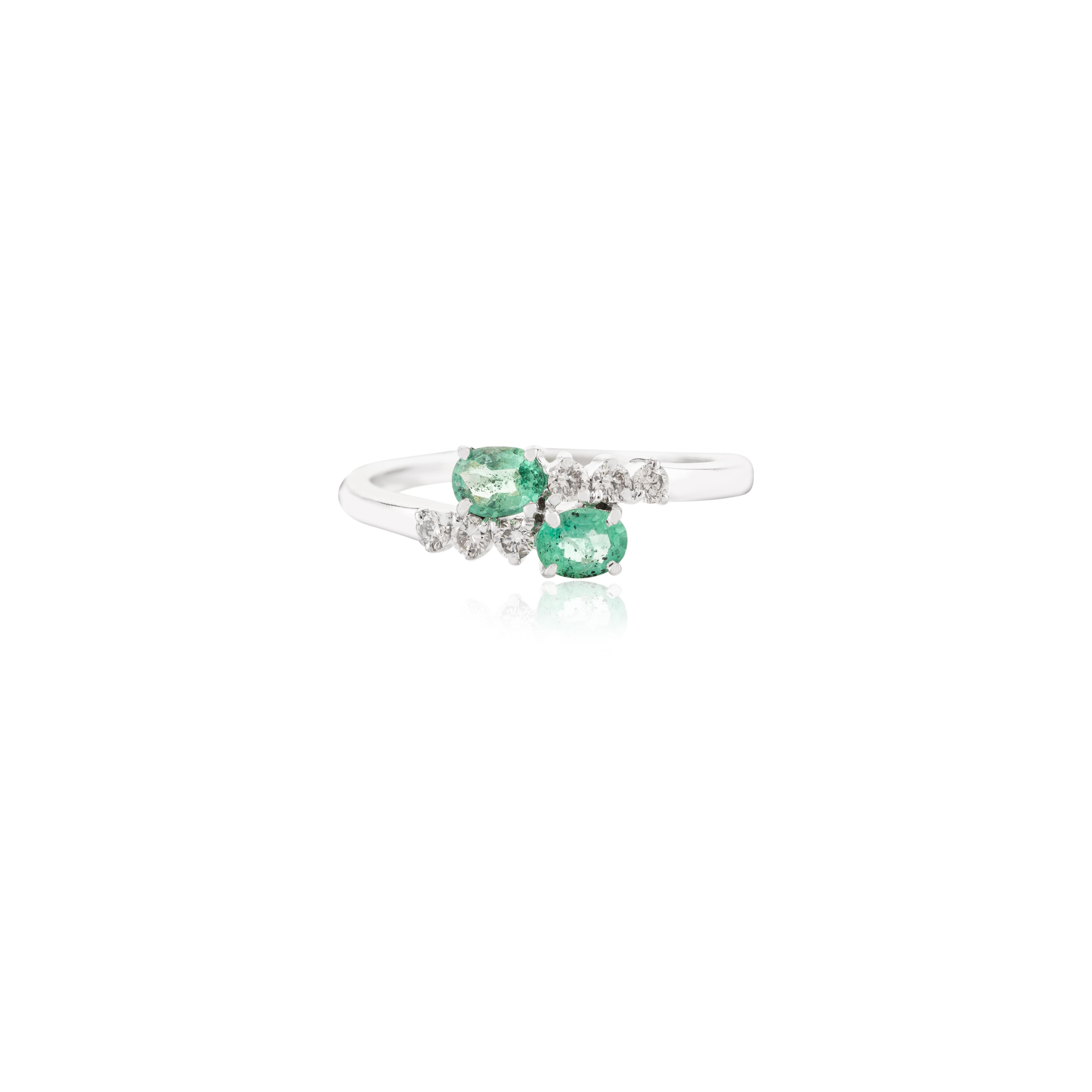 Im Angebot: Zwei-Stein-Smaragd- und Diamant-Hochzeitsring für sie aus 14k massivem Weißgold () 7