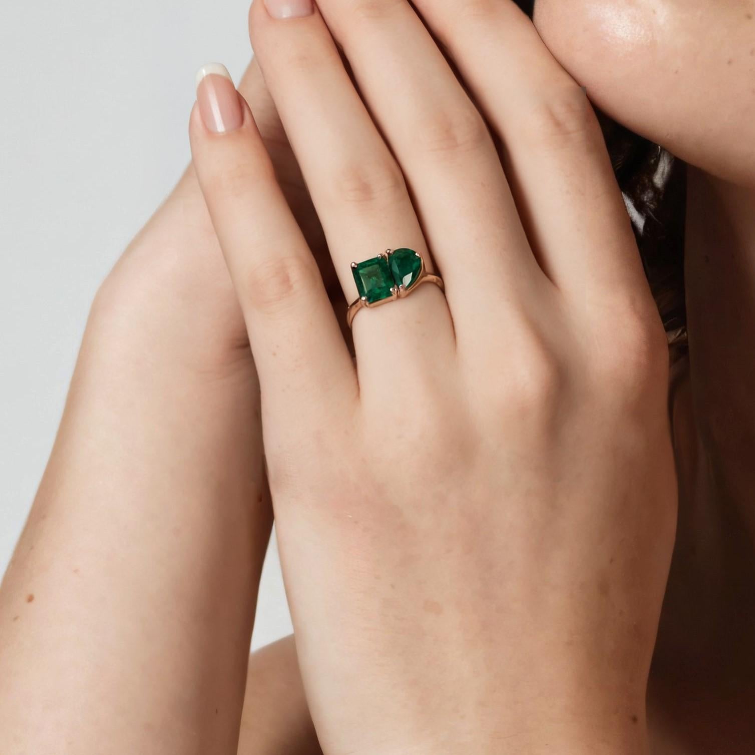 Moderno Two Stone Emerald & Pear Cut 14K & 18K Yellow Gold Diamond Ring in vendita