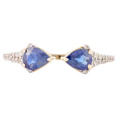 Anillo Apilable Abierto de Dos Piedras de Zafiro Corte Pera y Diamante en Oro Amarillo Macizo de 14k