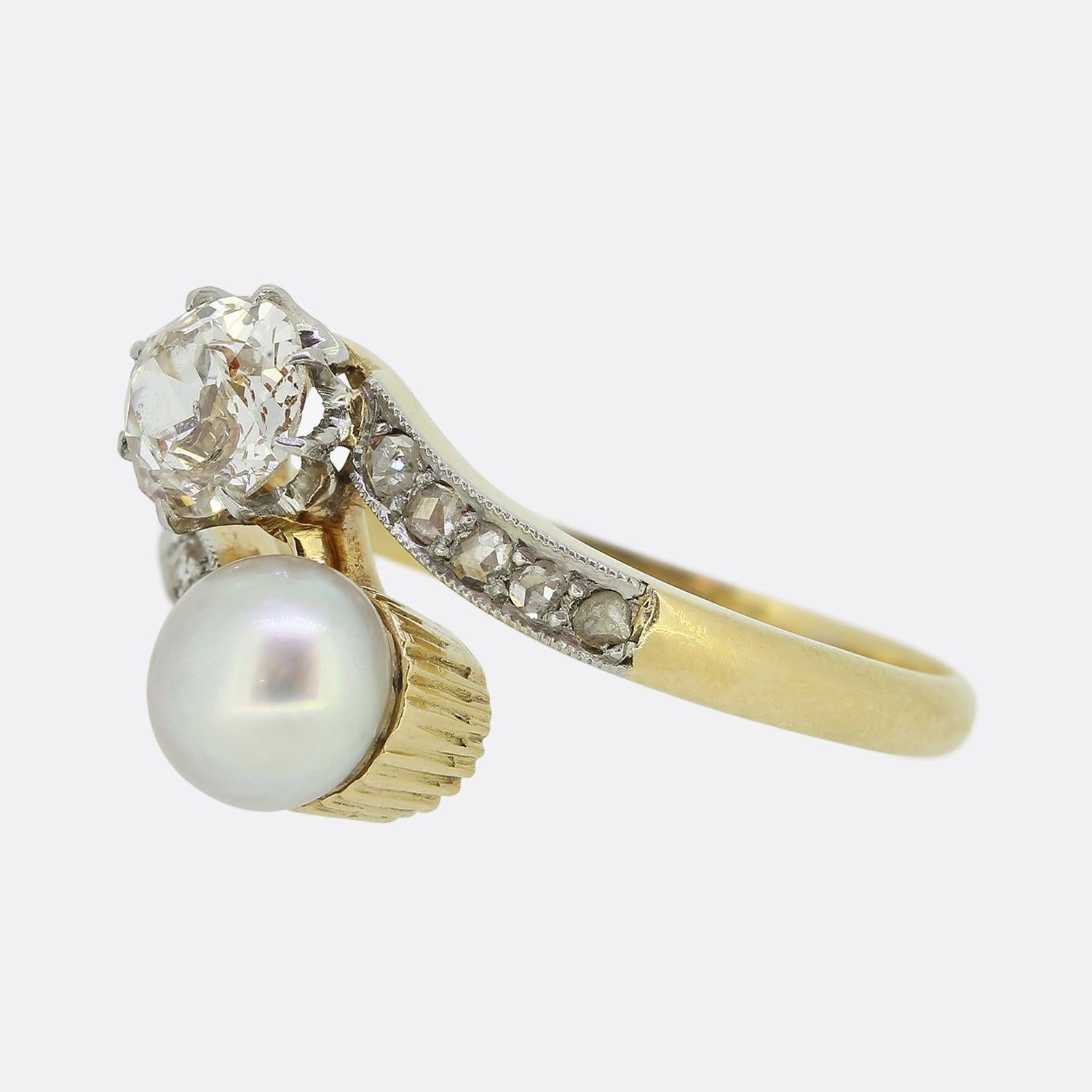 Hier haben wir einen bezaubernden Crossover-Ring mit Perlen und Diamanten aus der Edwardianischen Ära. Die gewirbelte Vorderseite des Rings zeigt einen altgeschliffenen Diamanten und eine Naturperle mit einem Hintergrund aus in Krallen gefassten