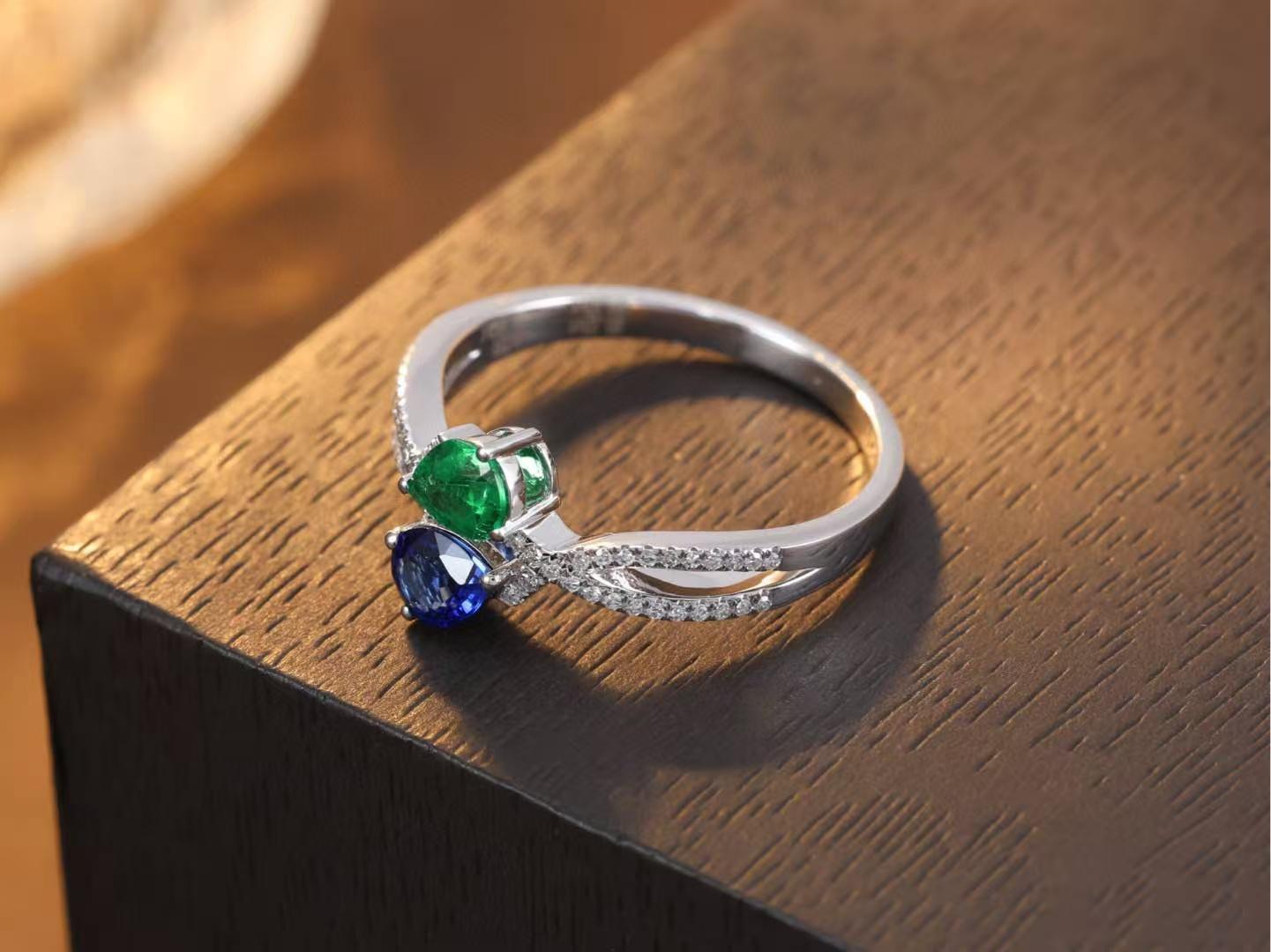 Pear Cut Vivid Blue Sapphire and Emerald Toi et Moi Diamond Ring For Sale