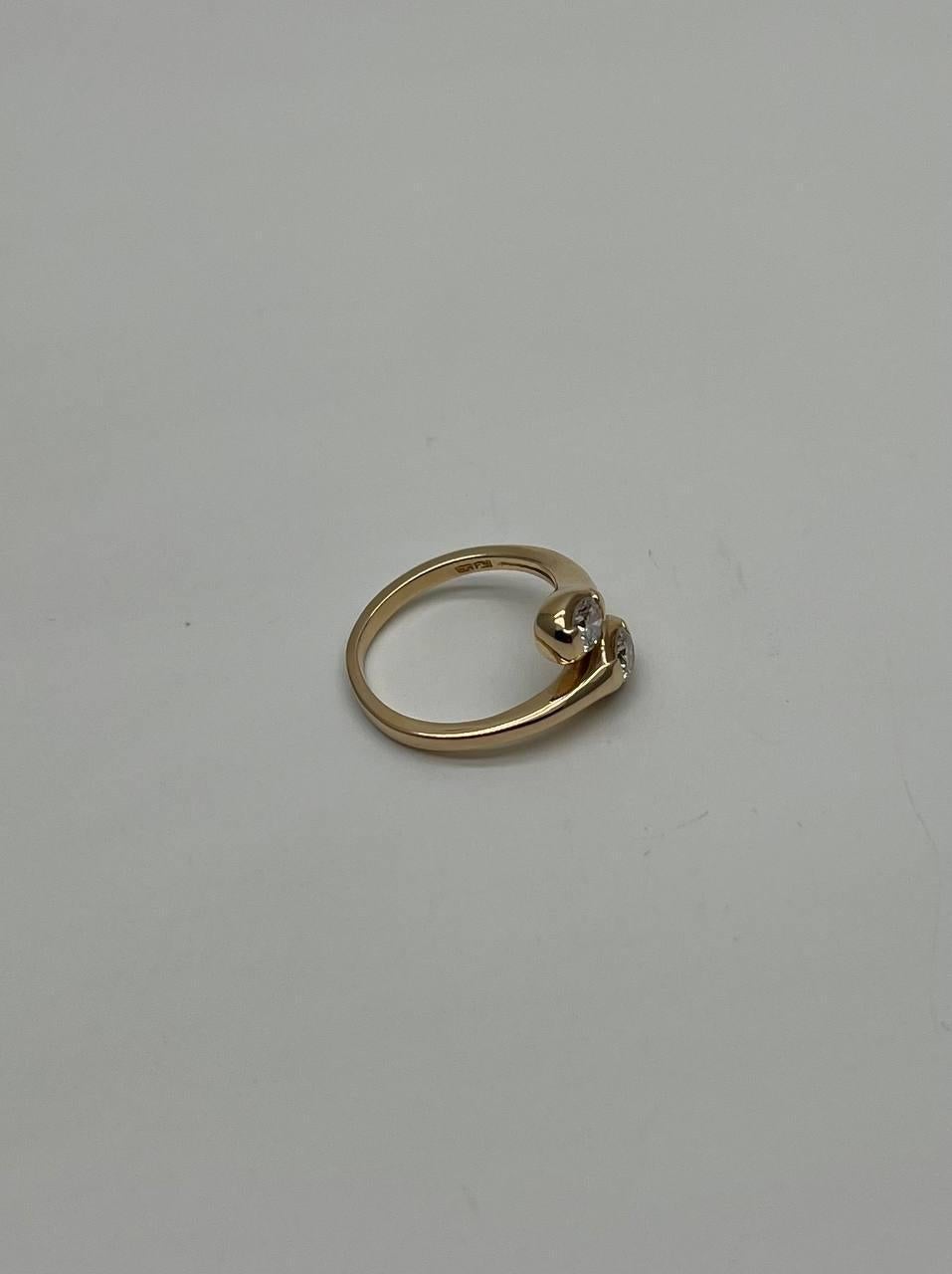 Moderne Bague d'affirmation en or jaune 14 carats avec deux diamants ronds en vente