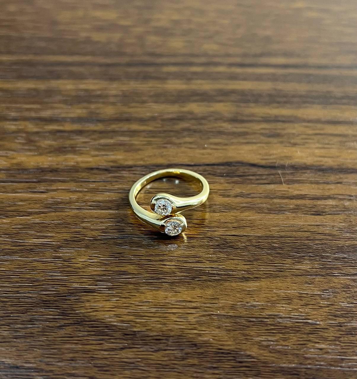 Bague d'affirmation en or jaune 14 carats avec deux diamants ronds Unisexe en vente