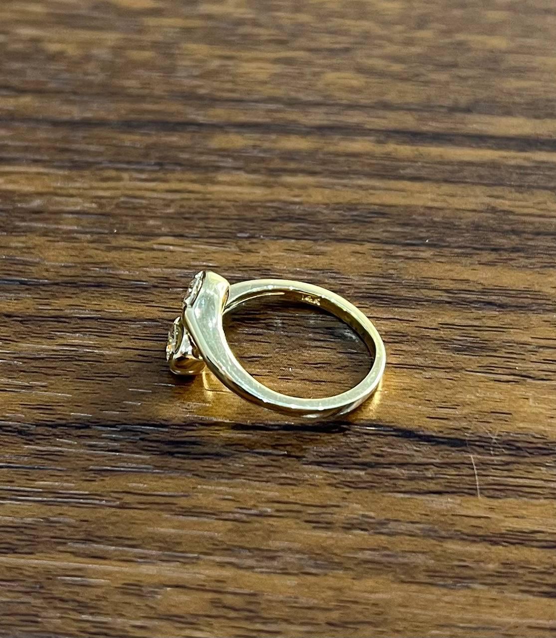 Bague d'affirmation en or jaune 14 carats avec deux diamants ronds en vente 1