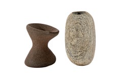 Deux récipients en pierre, l'un de Lee Spiller