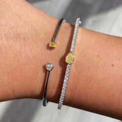 Rare Colors - Zweisteiniger gelber und weißer Diamant-Armreif mit Lünette