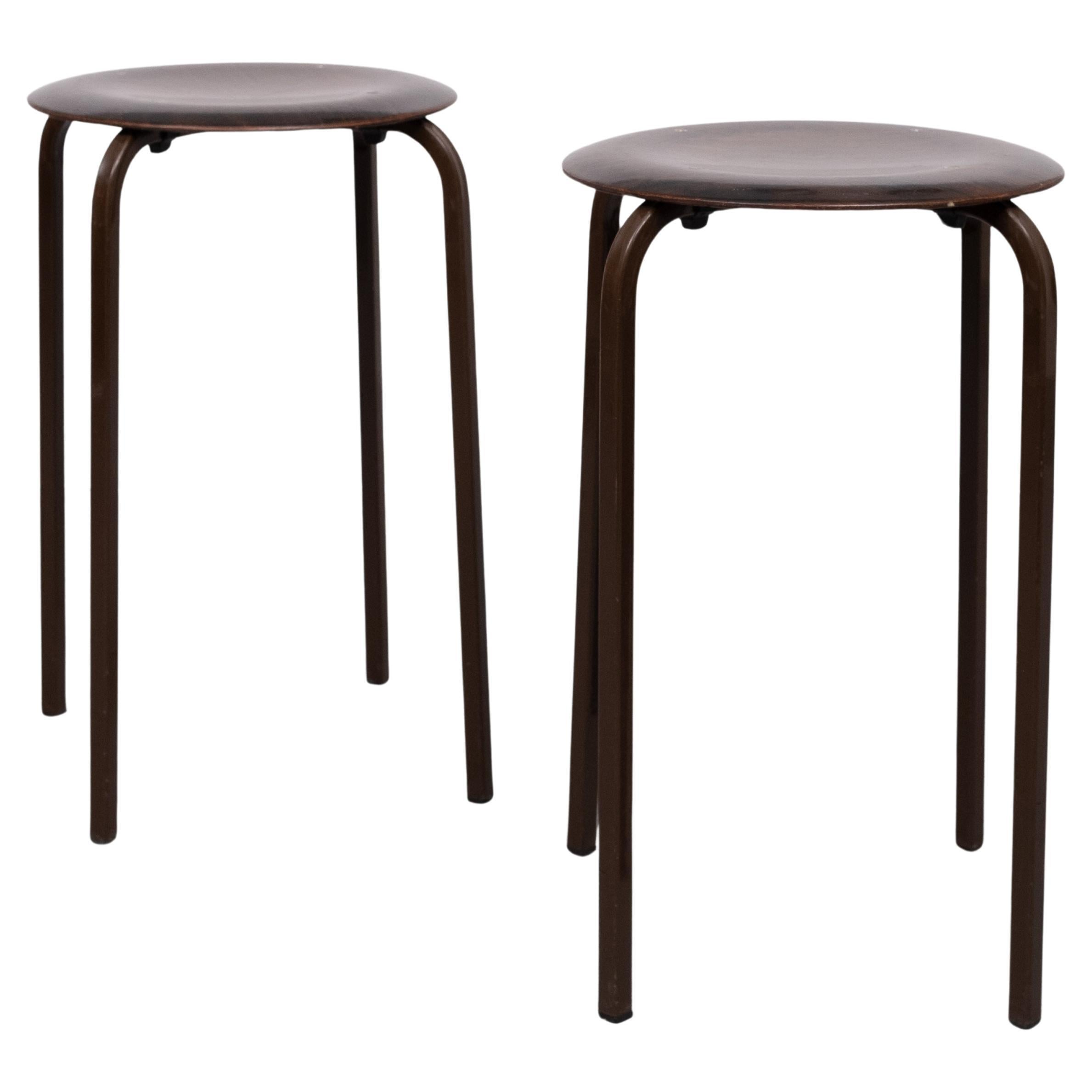 Dos taburetes muy bonitos ,Diseño de Obo Eromes  para Eromes
Holanda años 60. Asiento de contrachapado. apilable. 