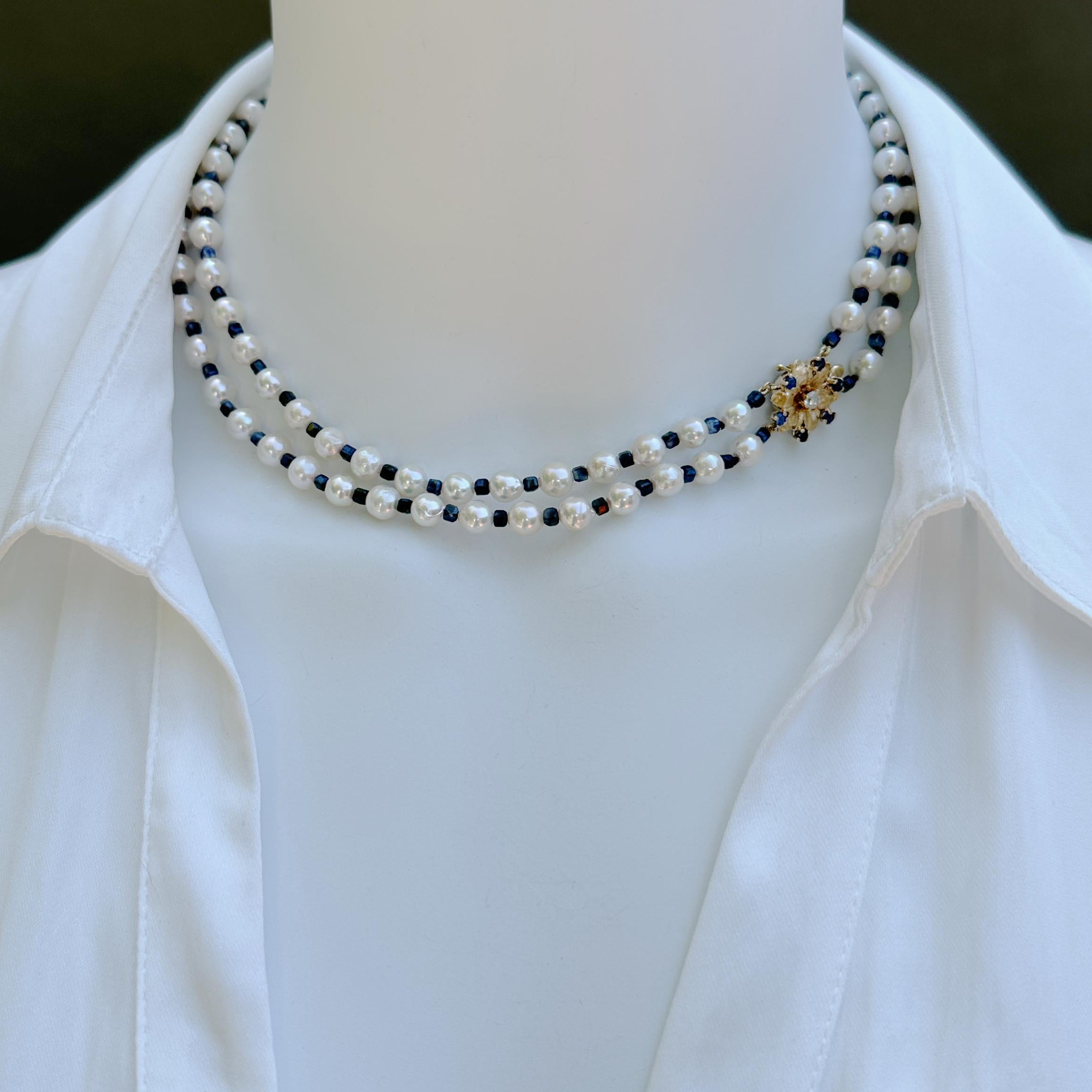 Zweireihige Akoya-Perlen-Halskette mit Saphirabstandshaltern und 14K Diamantverschluss (Zeitgenössisch) im Angebot