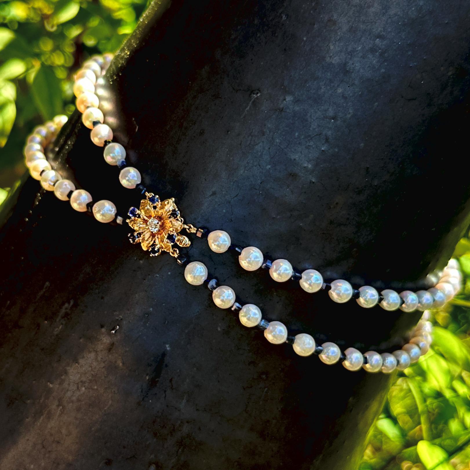 Zweireihige Akoya-Perlen-Halskette mit Saphirabstandshaltern und 14K Diamantverschluss im Zustand „Hervorragend“ im Angebot in Sherman Oaks, CA