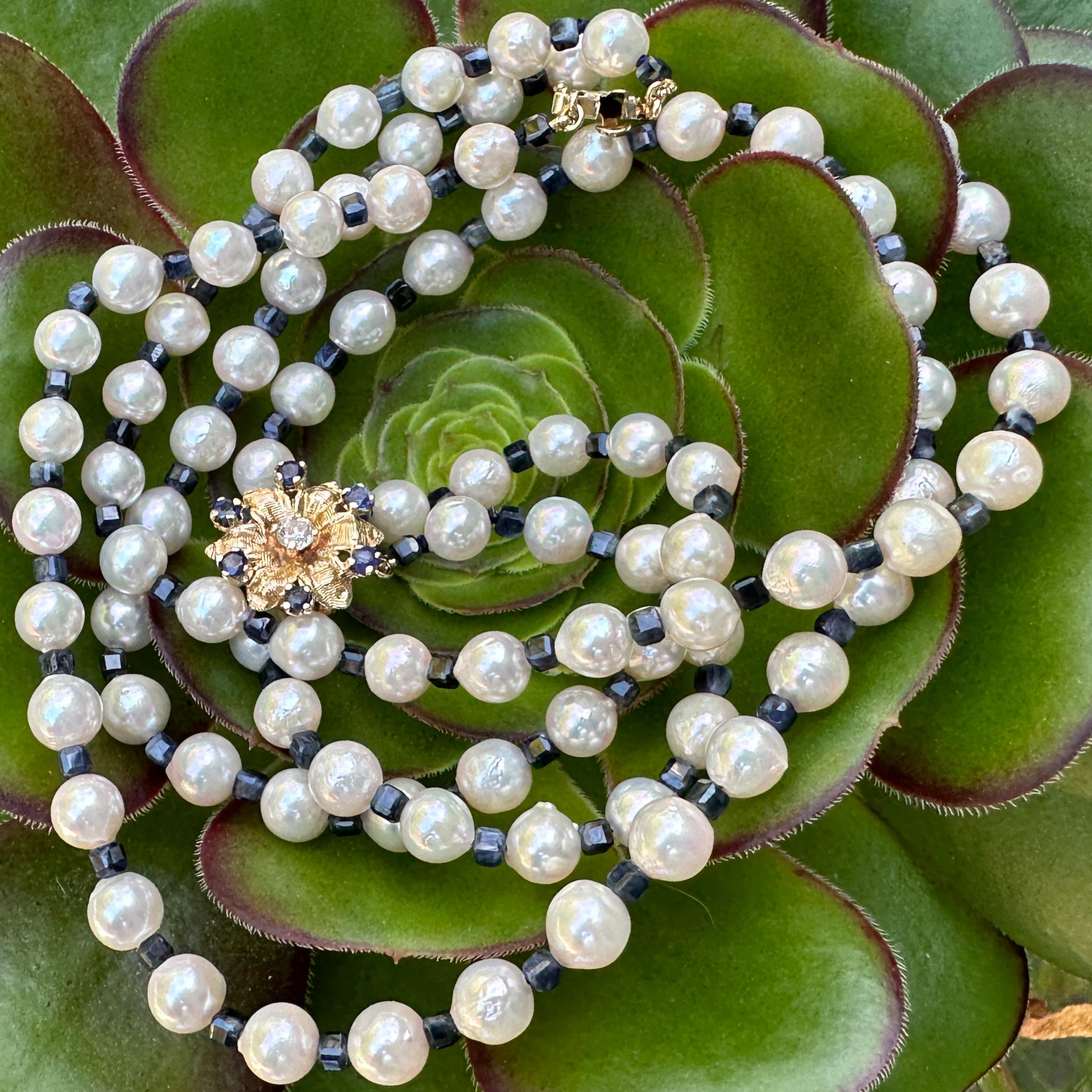 Zweireihige Akoya-Perlen-Halskette mit Saphirabstandshaltern und 14K Diamantverschluss für Damen oder Herren im Angebot