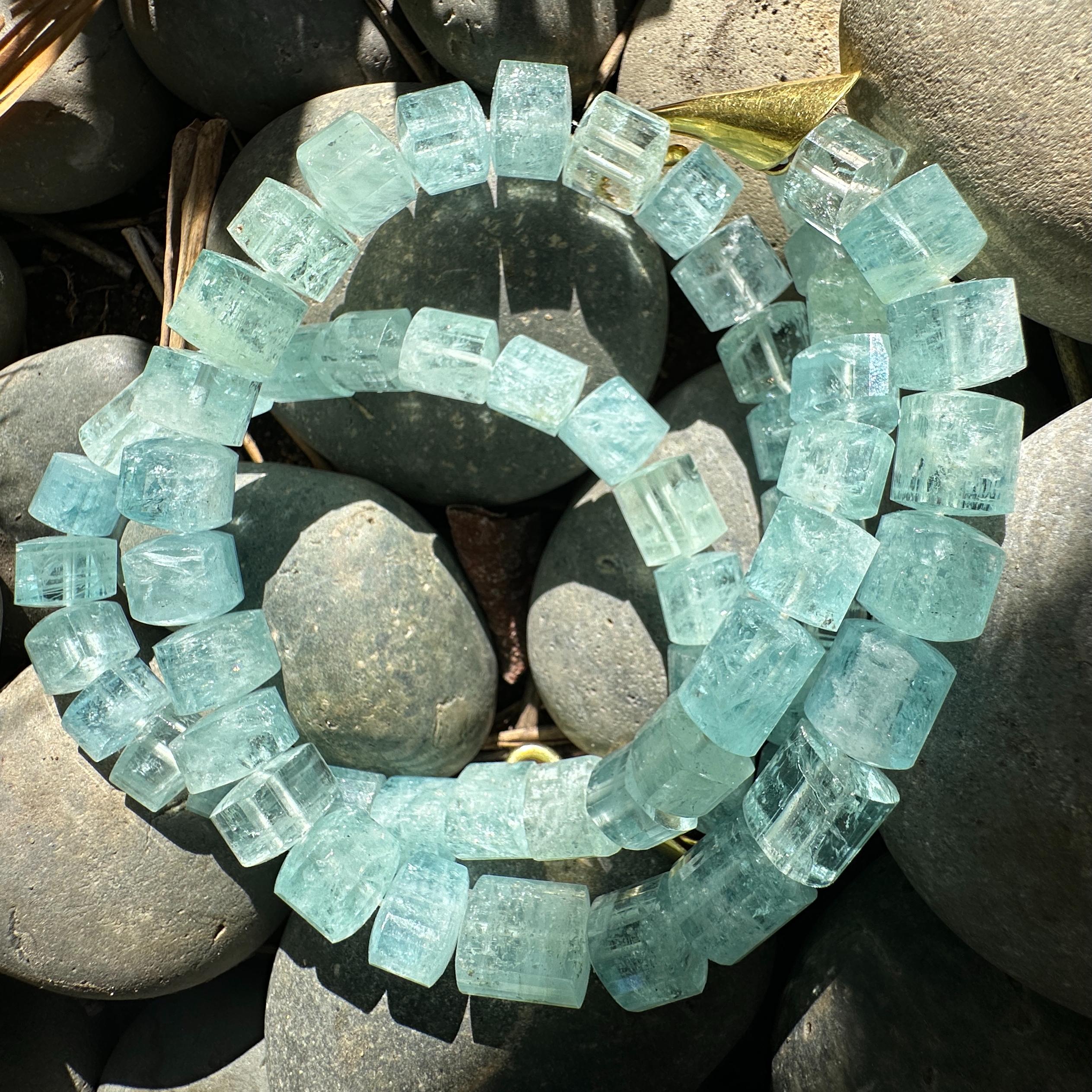 Questa collana è ciò per cui è stato creato il Little Black Dress.  A pezzi,  Le perle di acquamarina si annidano comodamente in due fili per creare un colletto scenografico di colore naturale e scintillante, mentre la grande chiusura a forma di