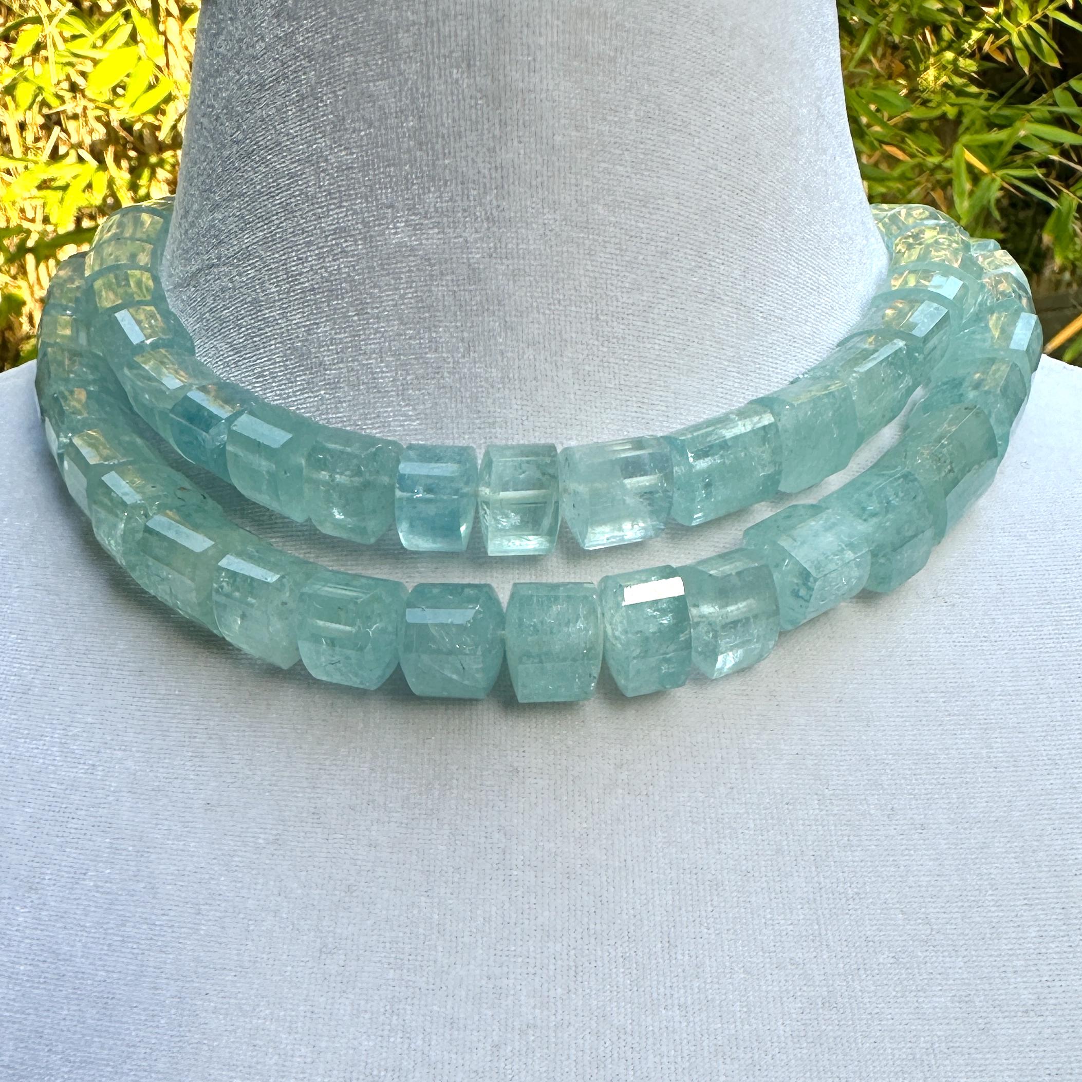 Contemporaneo Girocollo a due fili di perle di acquamarina - oltre 900 carati - con chiusura in oro 18 carati in vendita