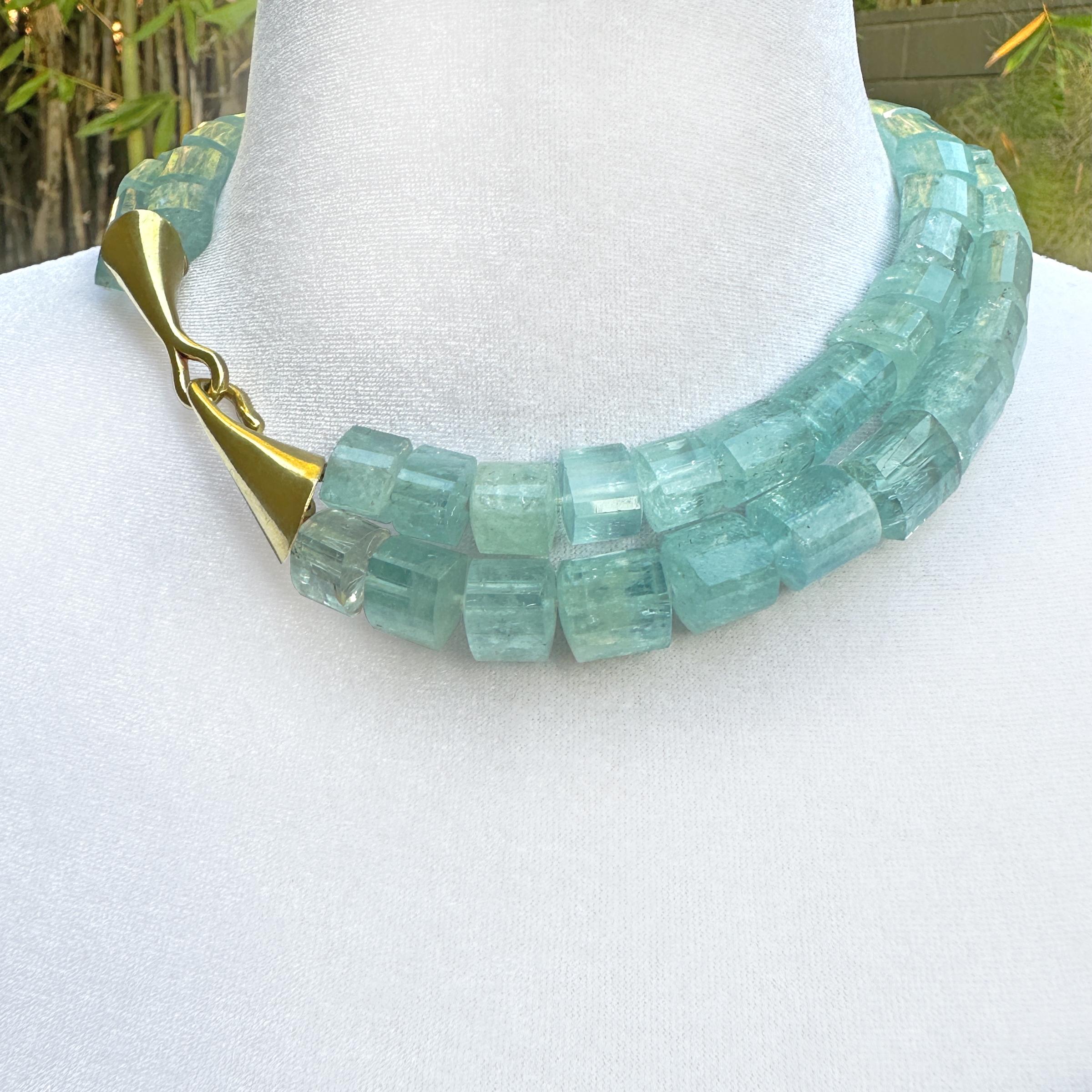 Perlina Girocollo a due fili di perle di acquamarina - oltre 900 carati - con chiusura in oro 18 carati in vendita