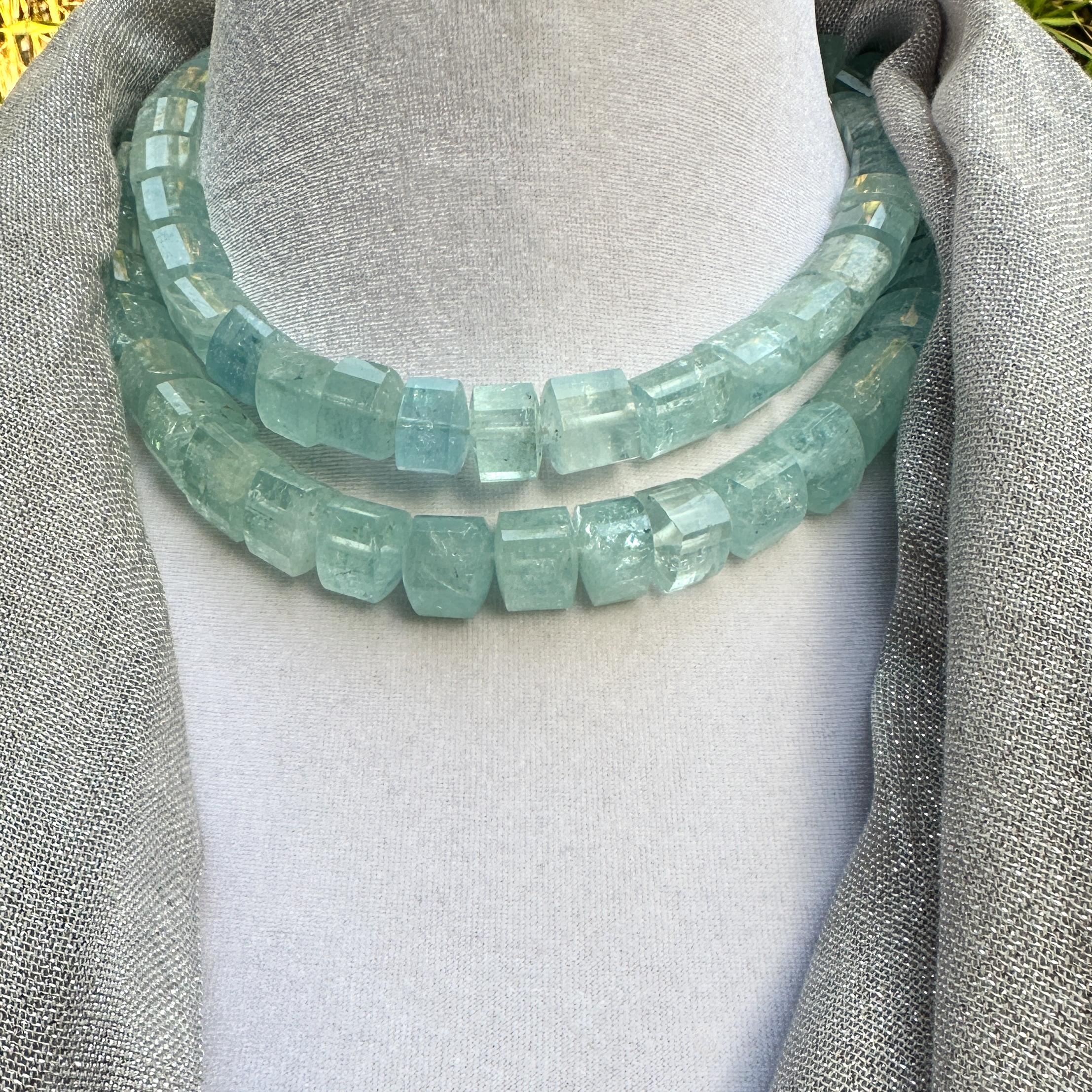 Girocollo a due fili di perle di acquamarina - oltre 900 carati - con chiusura in oro 18 carati In condizioni ottime in vendita a Sherman Oaks, CA