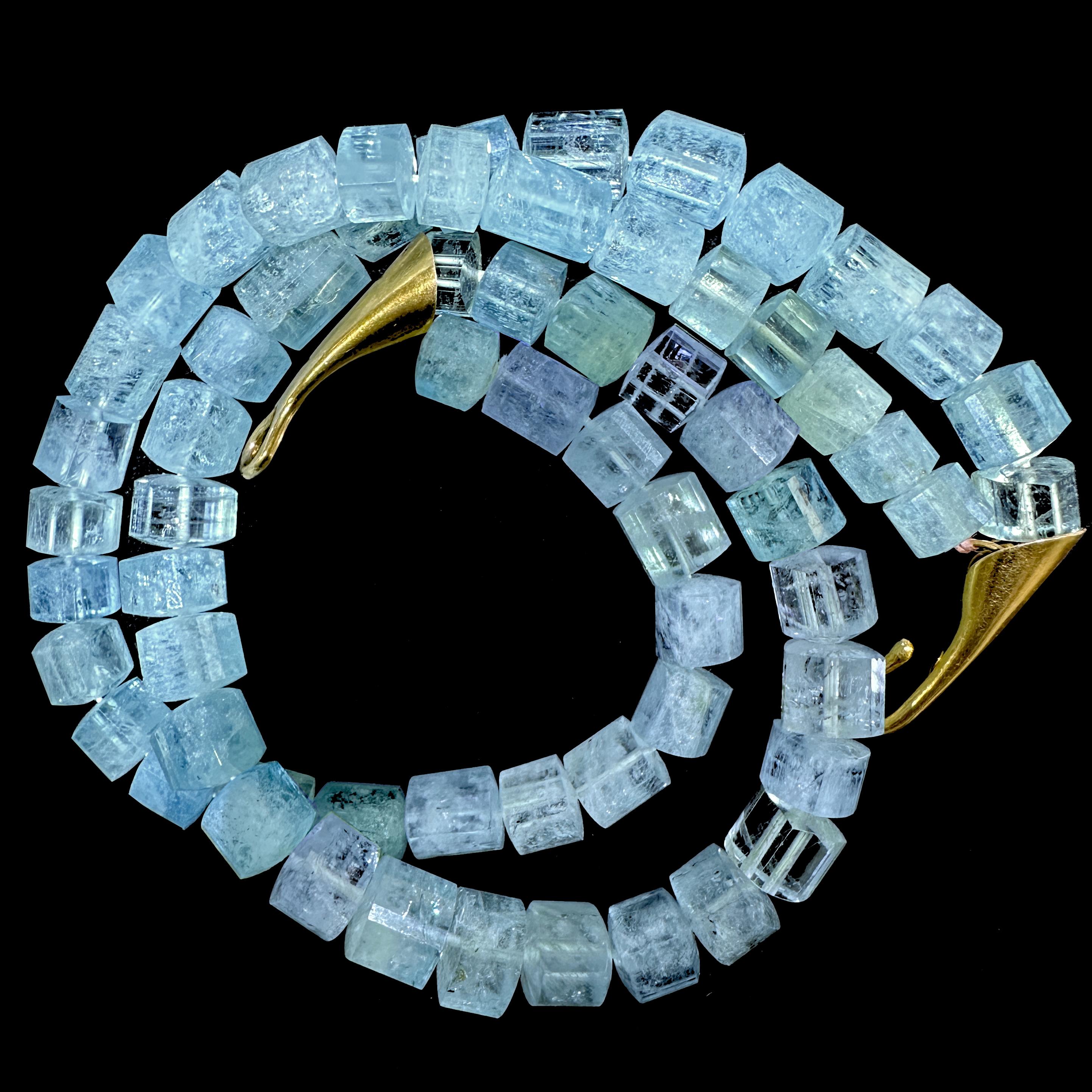 Girocollo a due fili di perle di acquamarina - oltre 900 carati - con chiusura in oro 18 carati in vendita 1