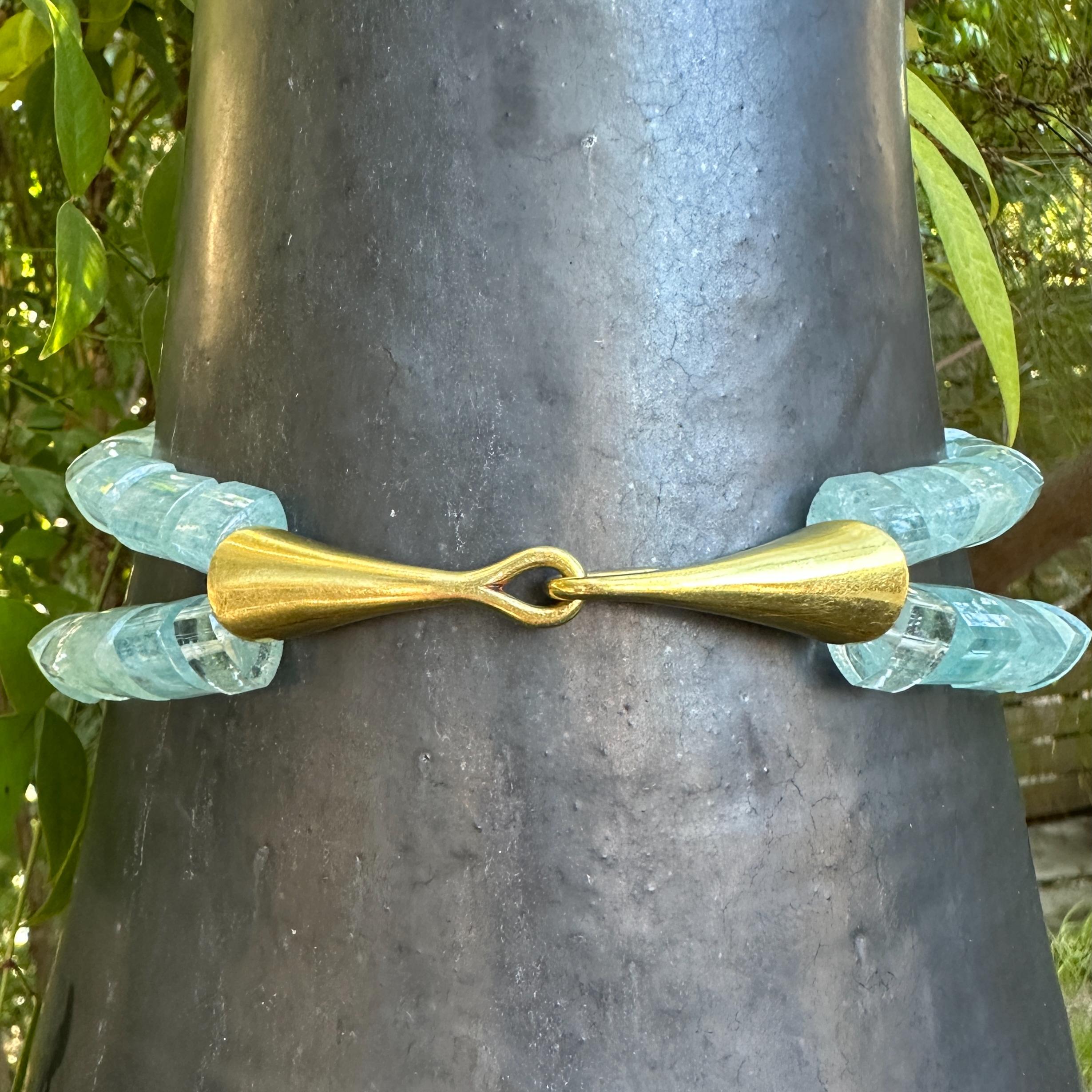 Girocollo a due fili di perle di acquamarina - oltre 900 carati - con chiusura in oro 18 carati in vendita 2