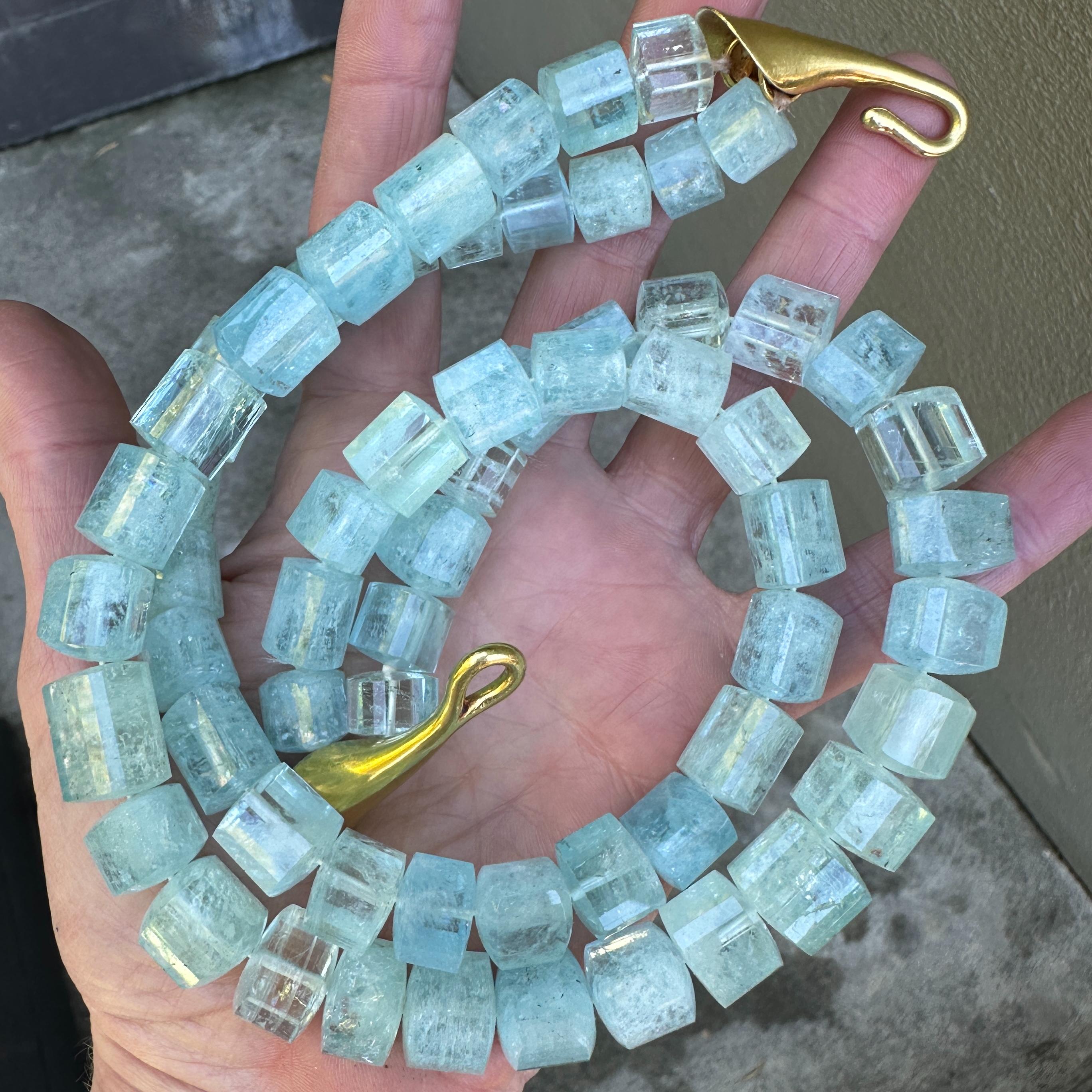 Girocollo a due fili di perle di acquamarina - oltre 900 carati - con chiusura in oro 18 carati in vendita 3