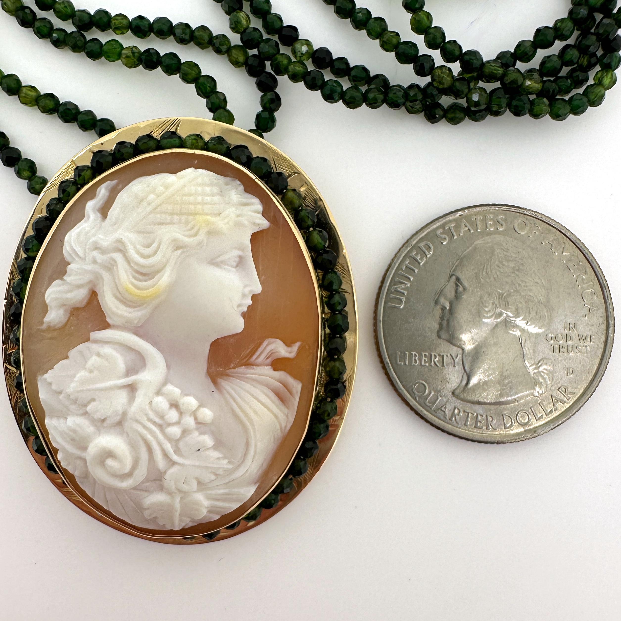 Girocollo a due fili di tormalina verde con ciondolo a cammeo Bacchante del 1900 circa in vendita 8